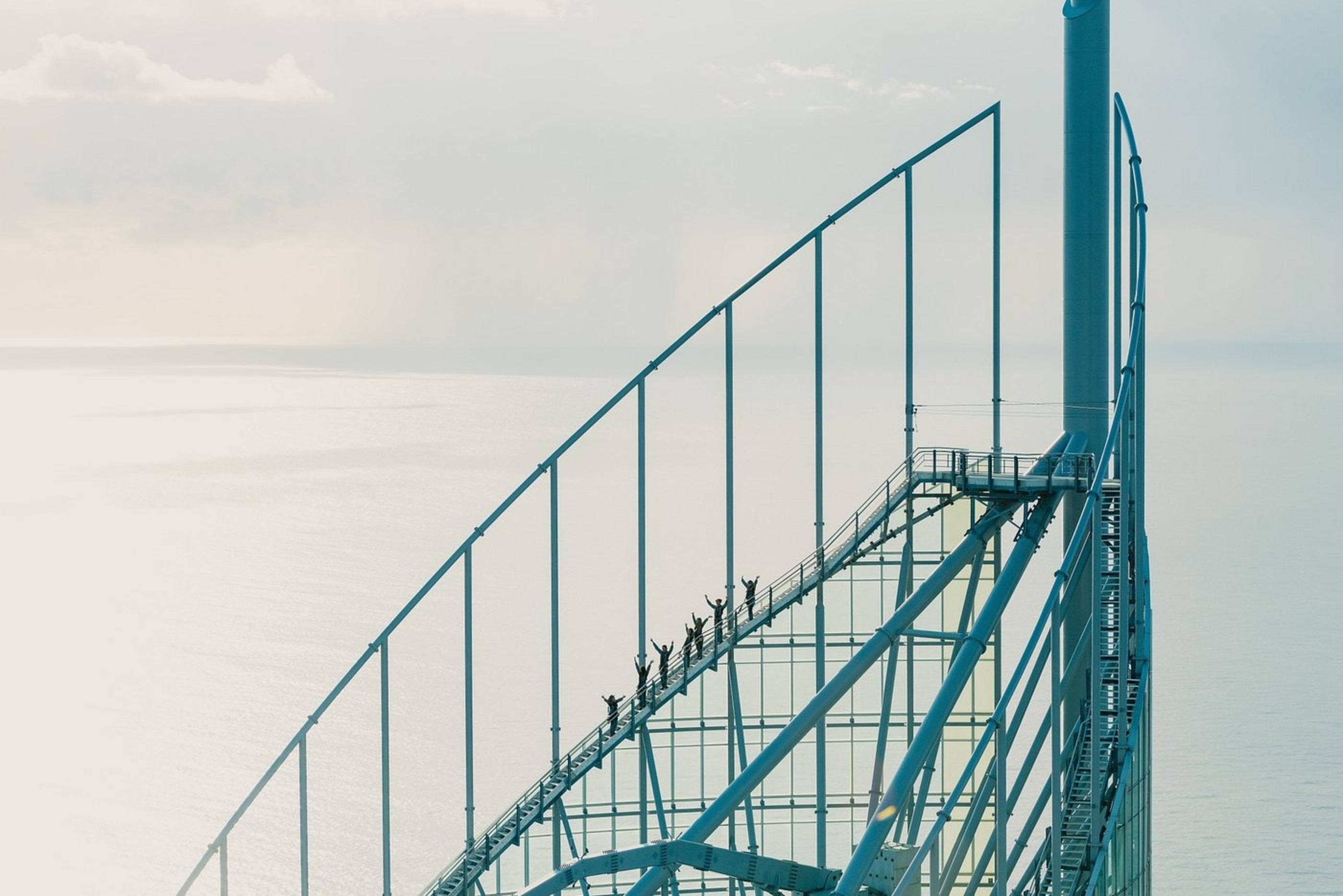 一群人向上攀爬，剪影映襯著廣闊的天際線。