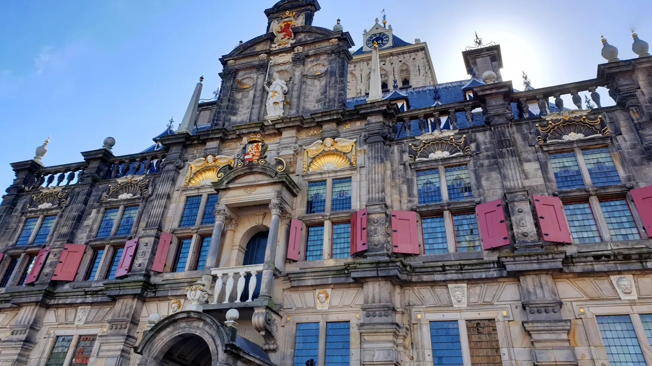 欣賞代爾夫特中世紀建築的永恆之美，包括其歷史建築和迷人的運河