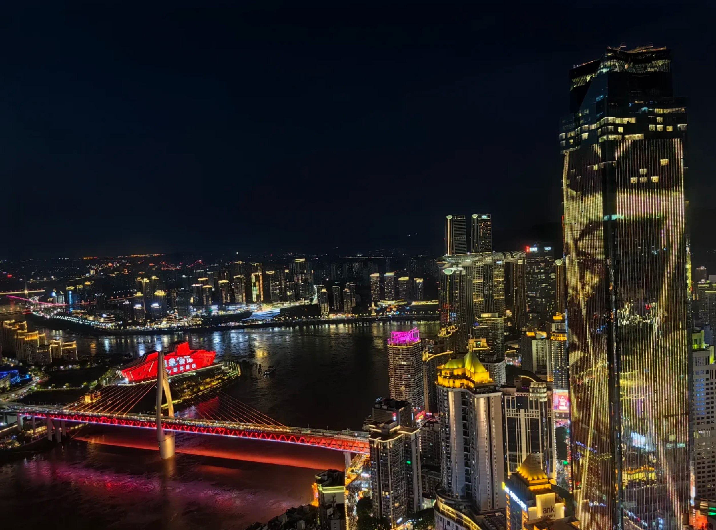 暮色初臨,131天台猶如浮於霧都之上的仙舟,當夕陽在江面灑下萬點碎金,整座山城便成了跌入熔金暮色的魔方 暮色初臨,131天台猶如浮於霧都之上的仙舟,當夕陽在江面灑下萬點碎金,整座山城便成了跌入熔金暮色的魔方