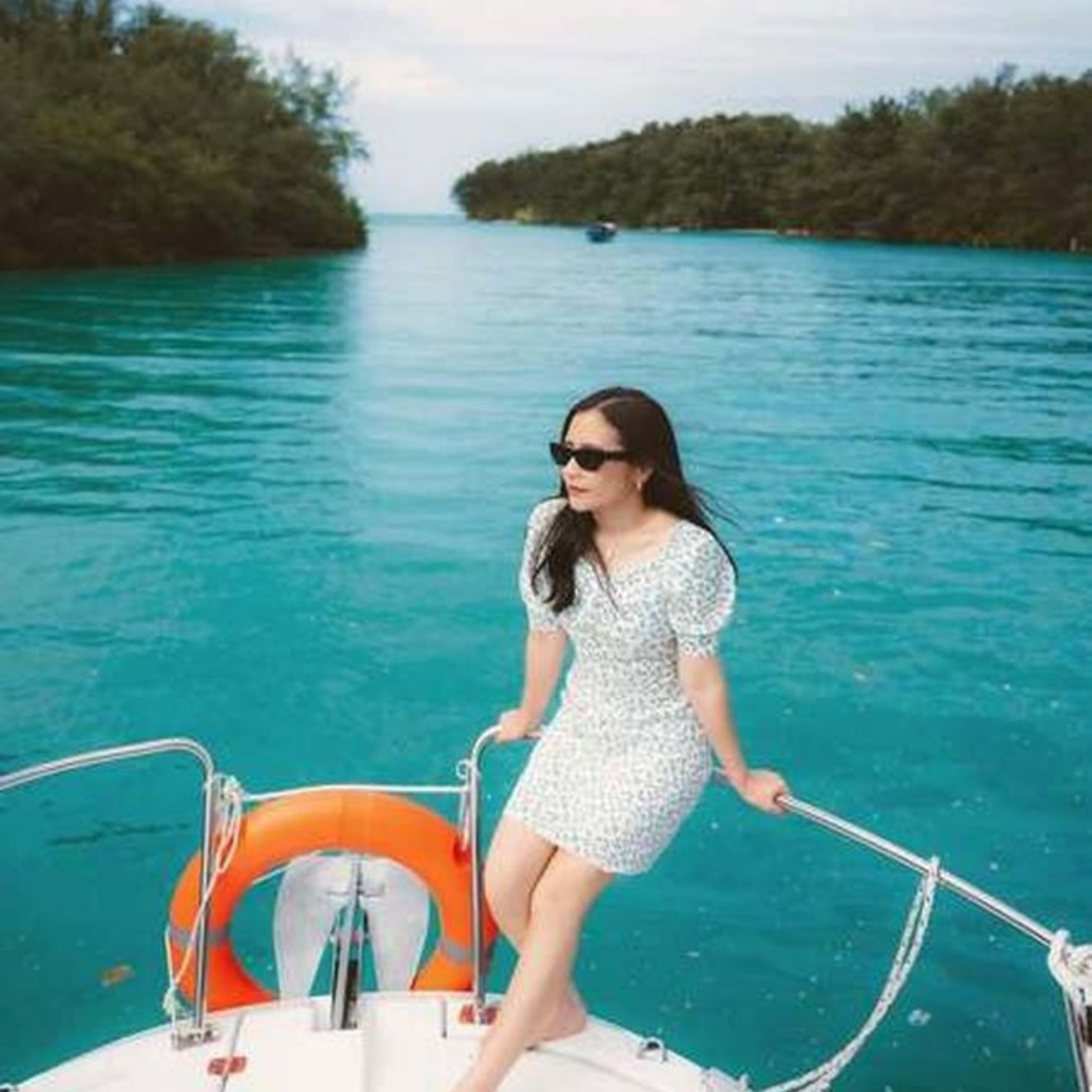 在寧靜海域享受愜意遊艇時光