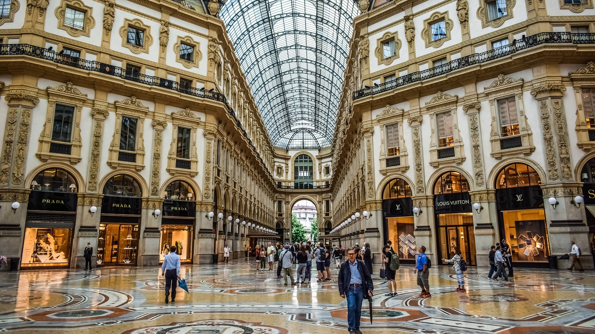 Evening walking tour in Milan