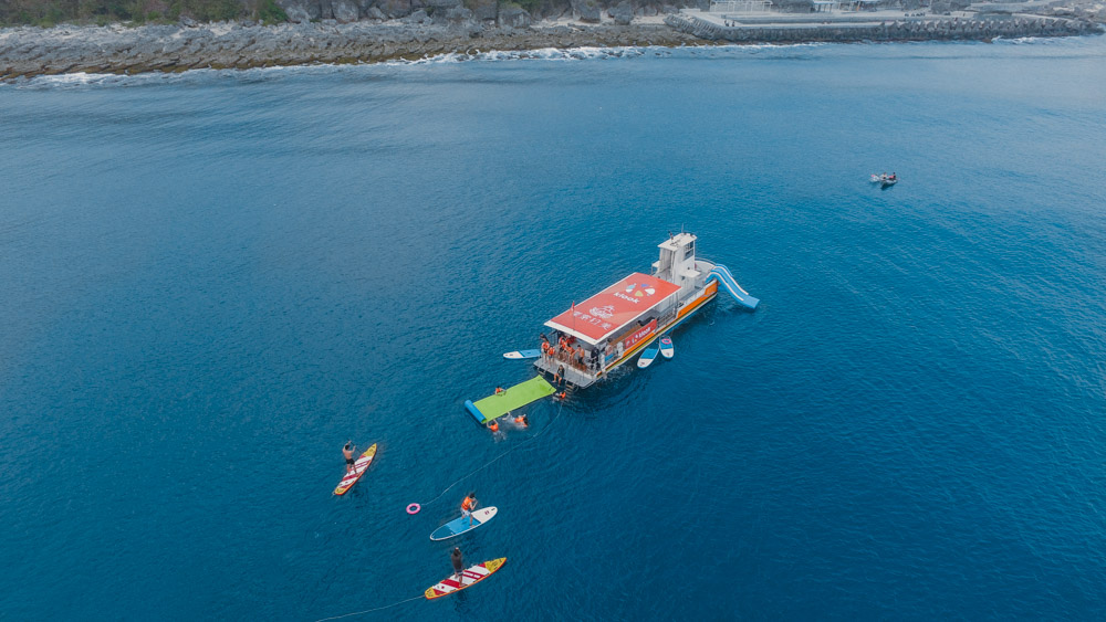 屏東：小琉球探索拉美海洋樂園派對｜玻璃船半潛艇遊船＆SUP體驗＆海上魔毯＆海上溜滑梯