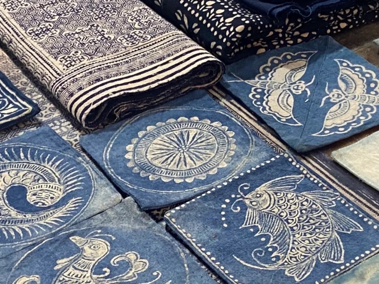 非遺蠟染體驗:蠟染是苗族傳統技藝的瑰寶,承載著苗族的歷史記憶與文化信仰,是“穿在身上的歷史”,以藍白之色訴說苗族的千年遷徙與生命哲學,特別安排體驗非遺蠟染,帶走一件獨屬自己的“冰紋”記憶。 非遺蠟染體驗:蠟染是苗族傳統技藝的瑰寶,承載著苗族的歷史記憶與文化信仰,是“穿在身上的歷史”,以藍白之色訴說苗族的千年遷徙與生命哲學,特別安排體驗非遺蠟染,帶走一件獨屬自己的“冰紋”記憶。