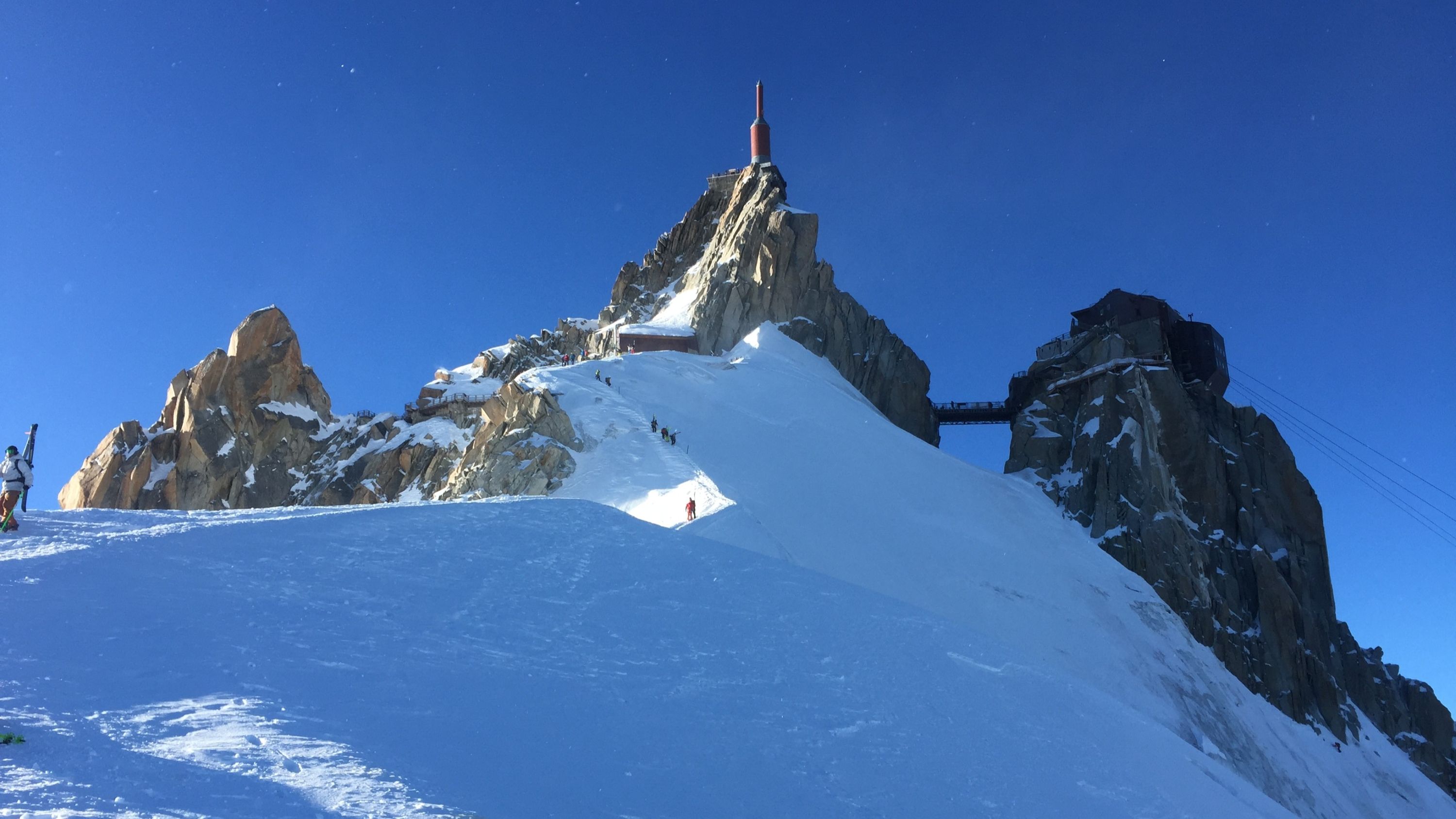 從日內瓦 (Geneva) 出發前往霞慕尼勃朗峰 (Chamonix Mont Blanc)，體驗南針峰 (Aiguille du Midi) 和滑翔傘