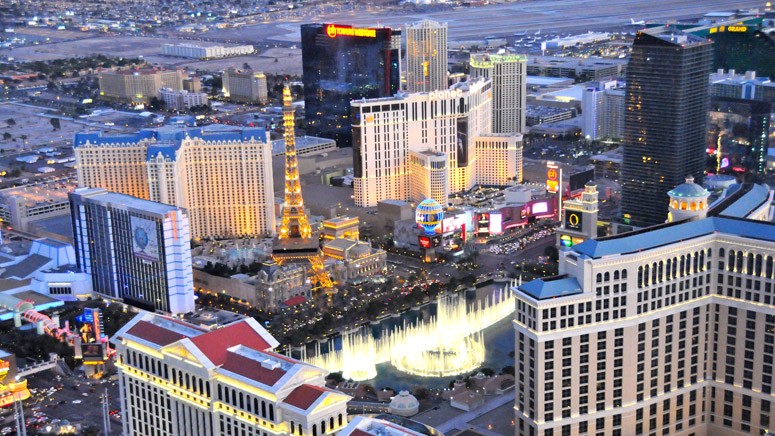 夜間翱翔於賭城大道上空，將拉斯維加斯的地標盡收眼底，飽覽令人屏息的空中美景。