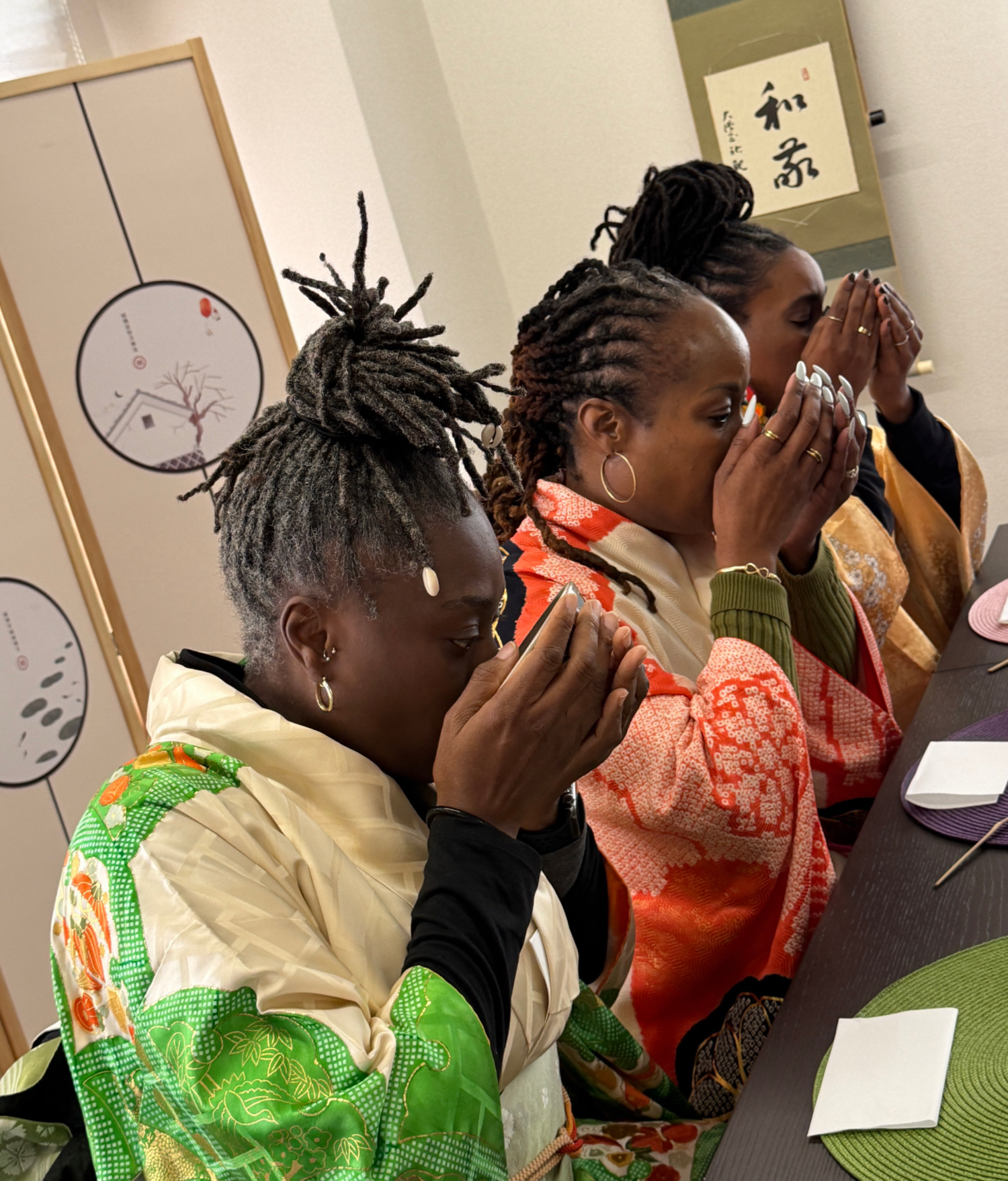 體驗日本茶道文化和品嚐抹茶的客人。