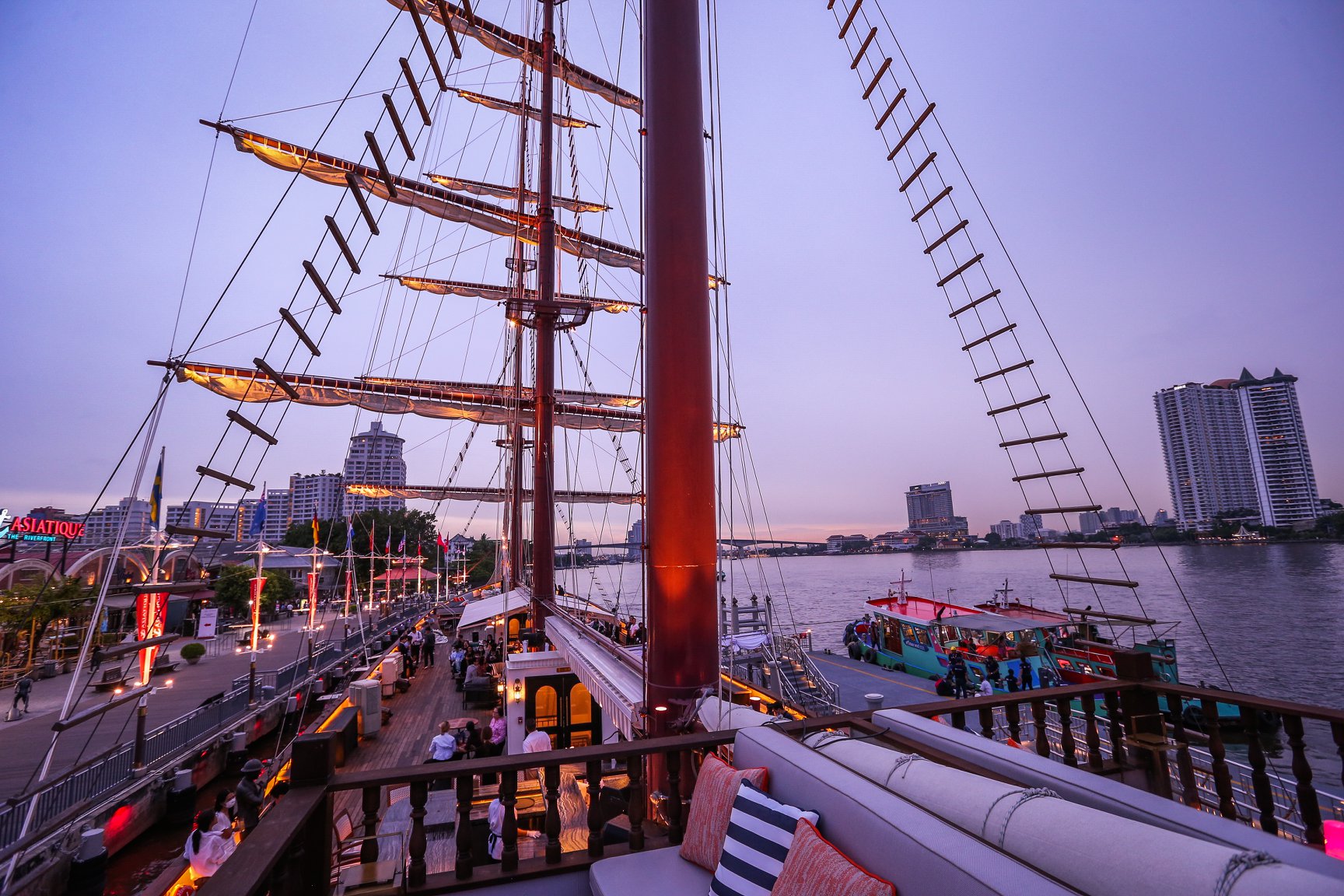 曼谷河濱夜市復古帆船餐廳Sirimahannop