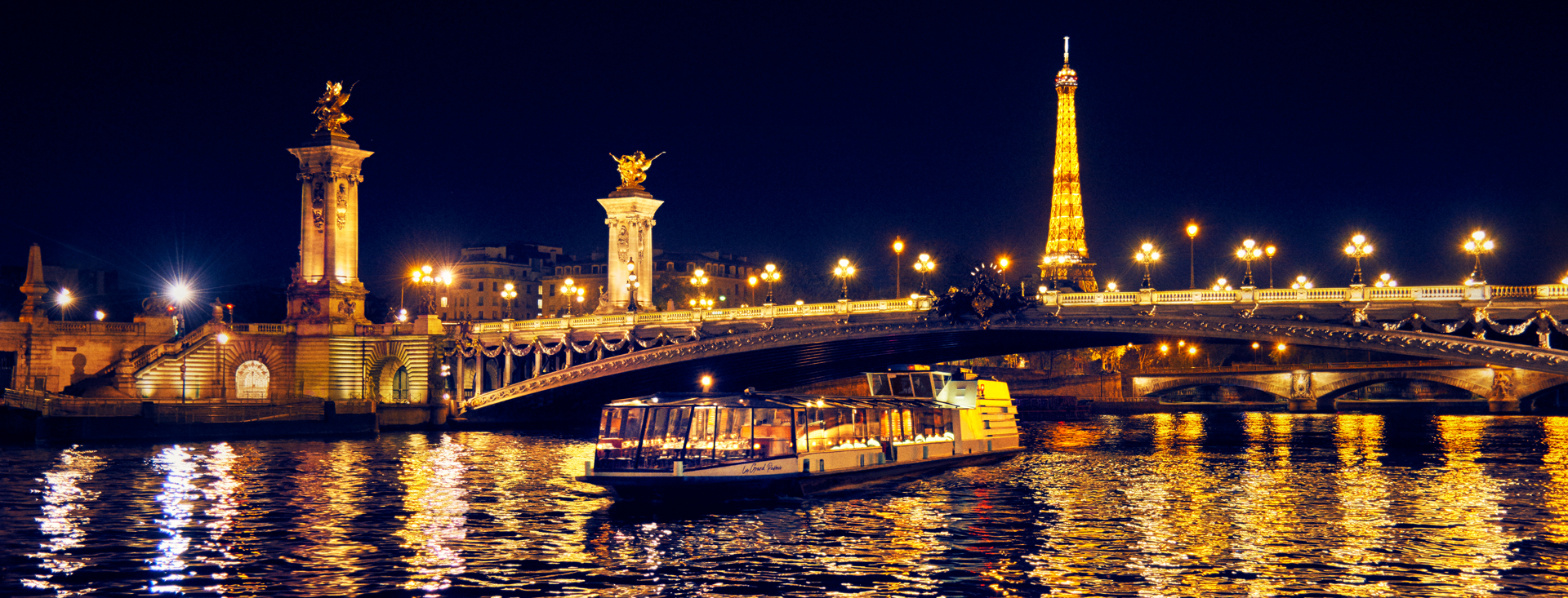 夜晚的巴黎,塞納河畔流光溢彩,兩岸地標建築倒映河面,交織成一幅令人屏息的絕美全景。 夜晚的巴黎,塞納河畔流光溢彩,兩岸地標建築倒映河面,交織成一幅令人屏息的絕美全景。