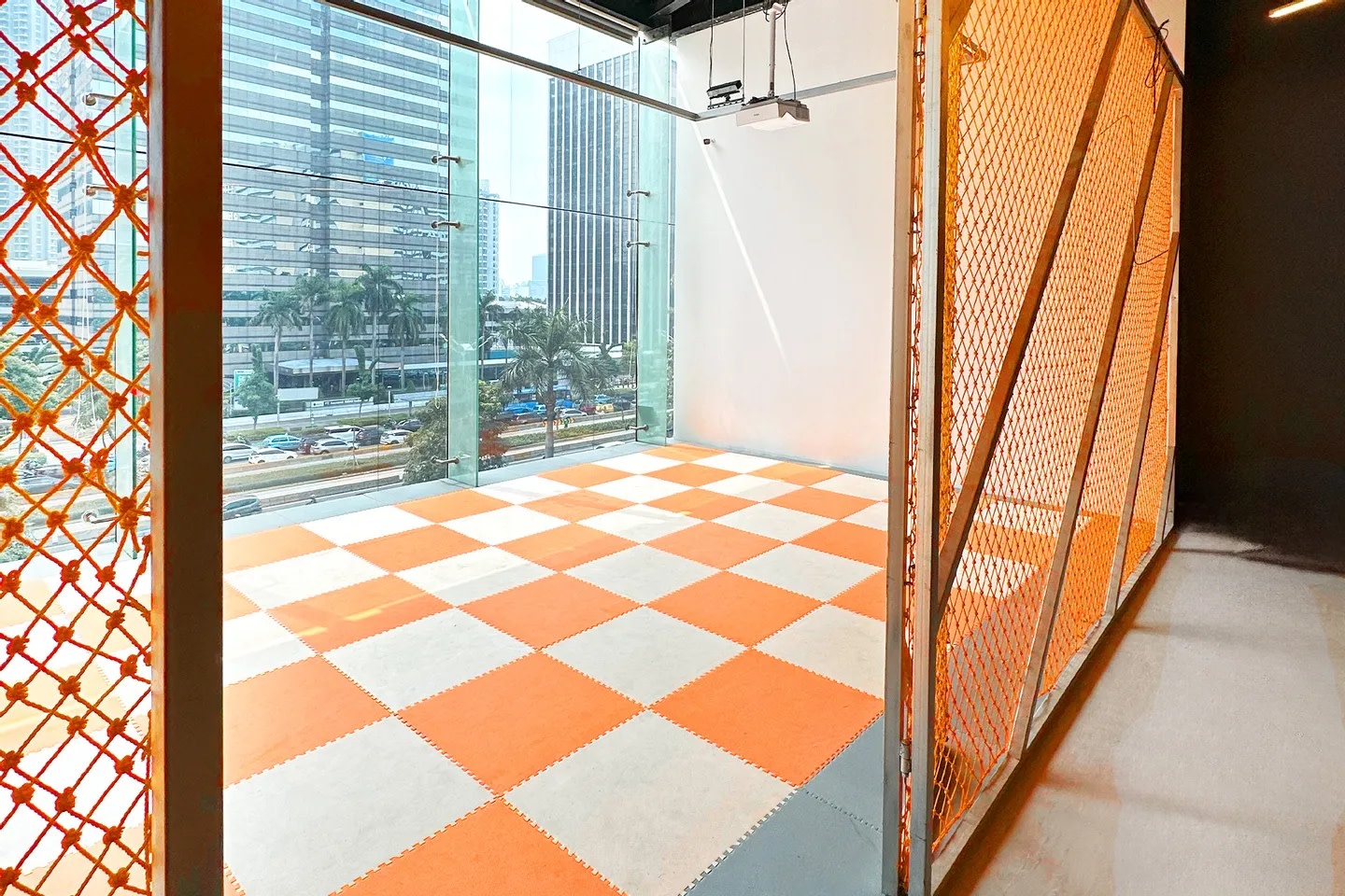 更大的球場區域,可進行各式各樣的遊戲及體能活動 更大的球場區域,可進行各式各樣的遊戲及體能活動