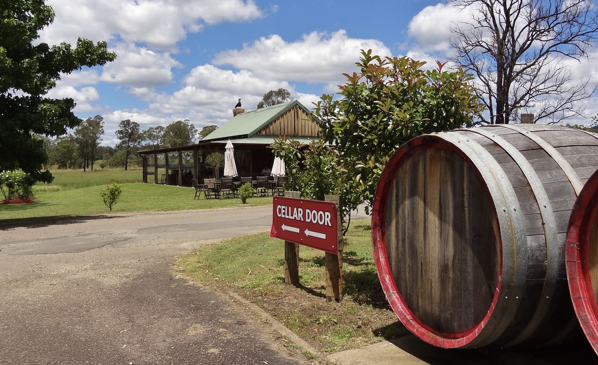 精品家庭式酒莊酒窖，擁有傳統葡萄酒桶和質樸的獵人谷魅力