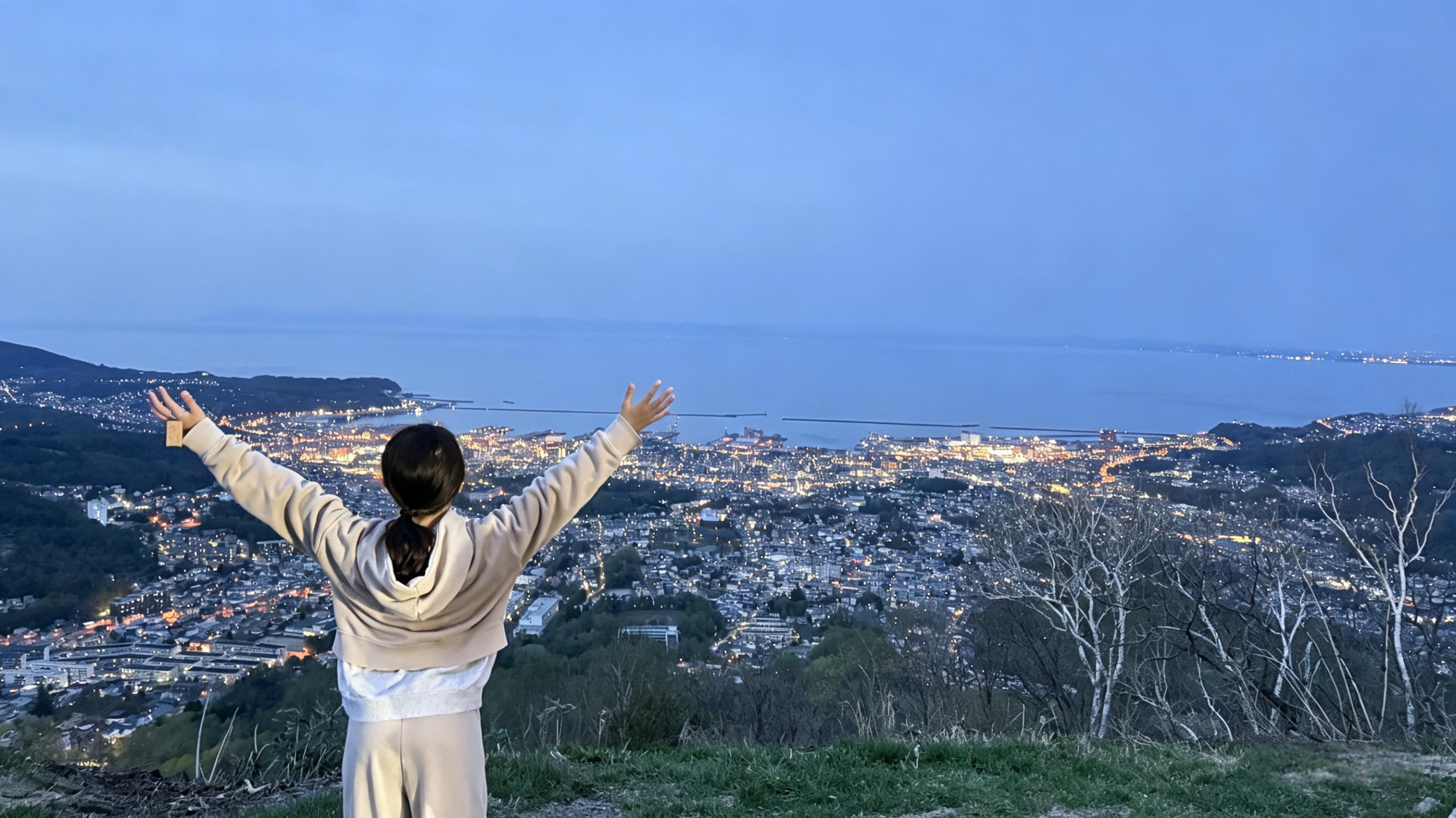 北海道三大夜景之一：與函館山、藻巖山齊名，夜幕降臨時萬家燈火如打翻的寶石箱，是小樽最浪漫的夜景觀賞地。