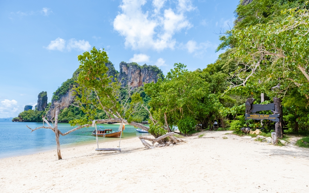 在帕比亞島 (Pak Bia Island) 發現天堂！清澈見底的海水、柔軟的沙灘，以及四處瀰漫的寧靜氛圍，讓您盡情放鬆身心。
