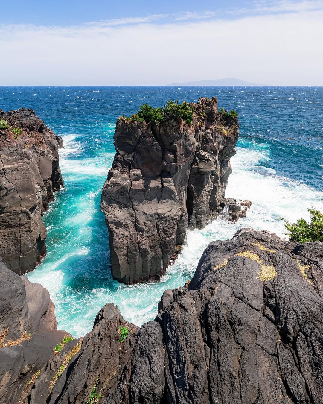 綿延9公里的熔岩海岸線,黑色玄武岩與碧波的碰撞。 綿延9公里的熔岩海岸線,黑色玄武岩與碧波的碰撞。