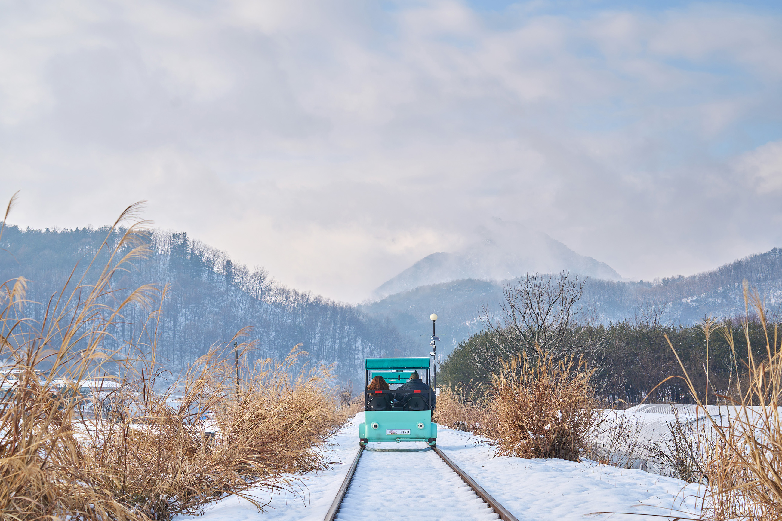 安達曼達水上樂園
韓國江村鐵道自行車穿越白雪皚皚的冬季景觀,周圍環繞著壯麗雪山與清新空氣。 安達曼達水上樂園
韓國江村鐵道自行車穿越白雪皚皚的冬季景觀,周圍環繞著壯麗雪山與清新空氣。