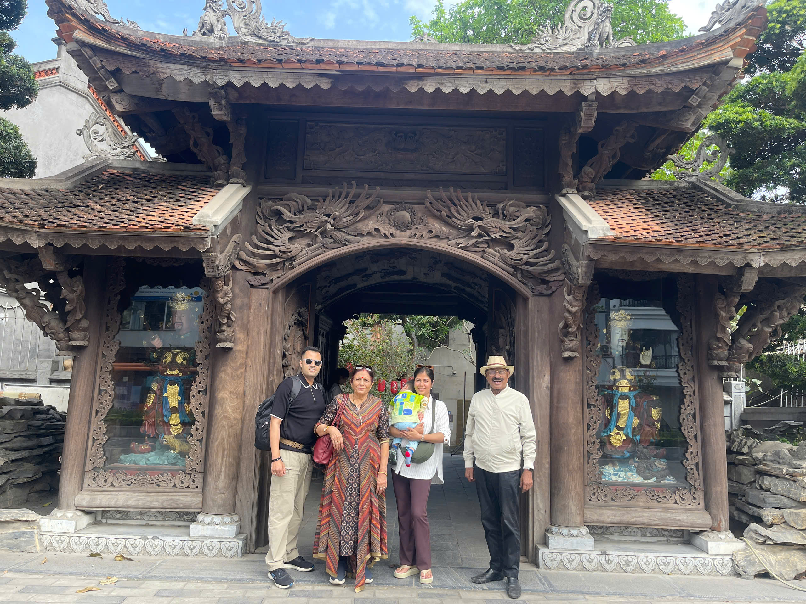 萬年古寺是昇龍西部地區一座著名的古老寺廟。 萬年古寺是昇龍西部地區一座著名的古老寺廟。