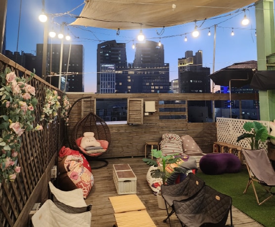 At a total beauty salon in Myeongdong with 20 years of tradition, enjoy full-body aroma massage and facial contouring — with a rooftop café on-site.