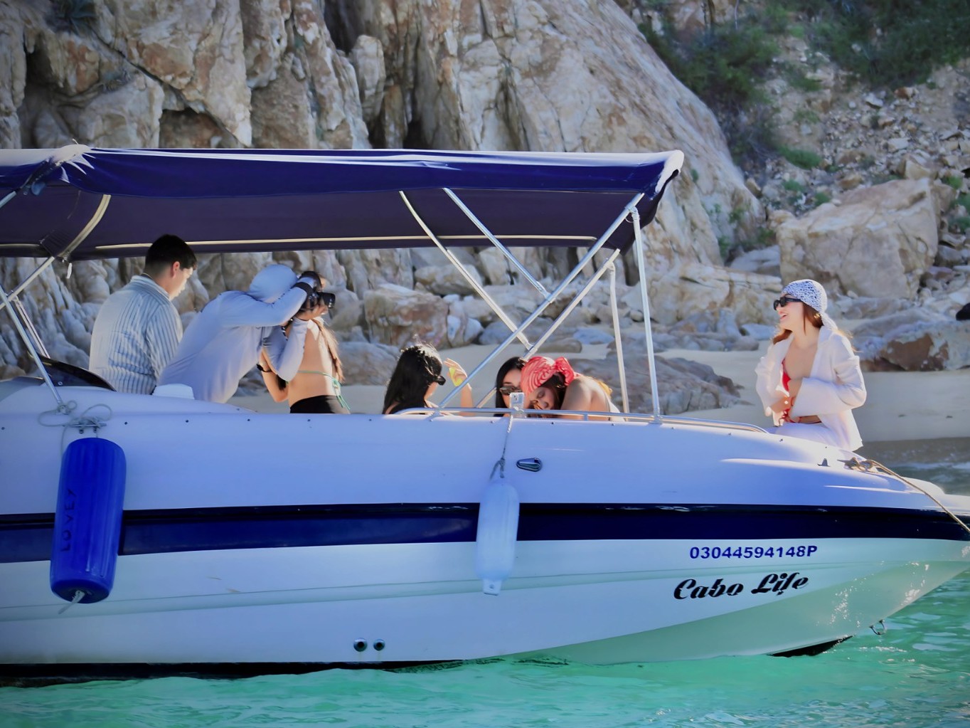 Величественные скальные образования возвышаются из моря, усиливая потрясающую красоту пейзажей Кабо