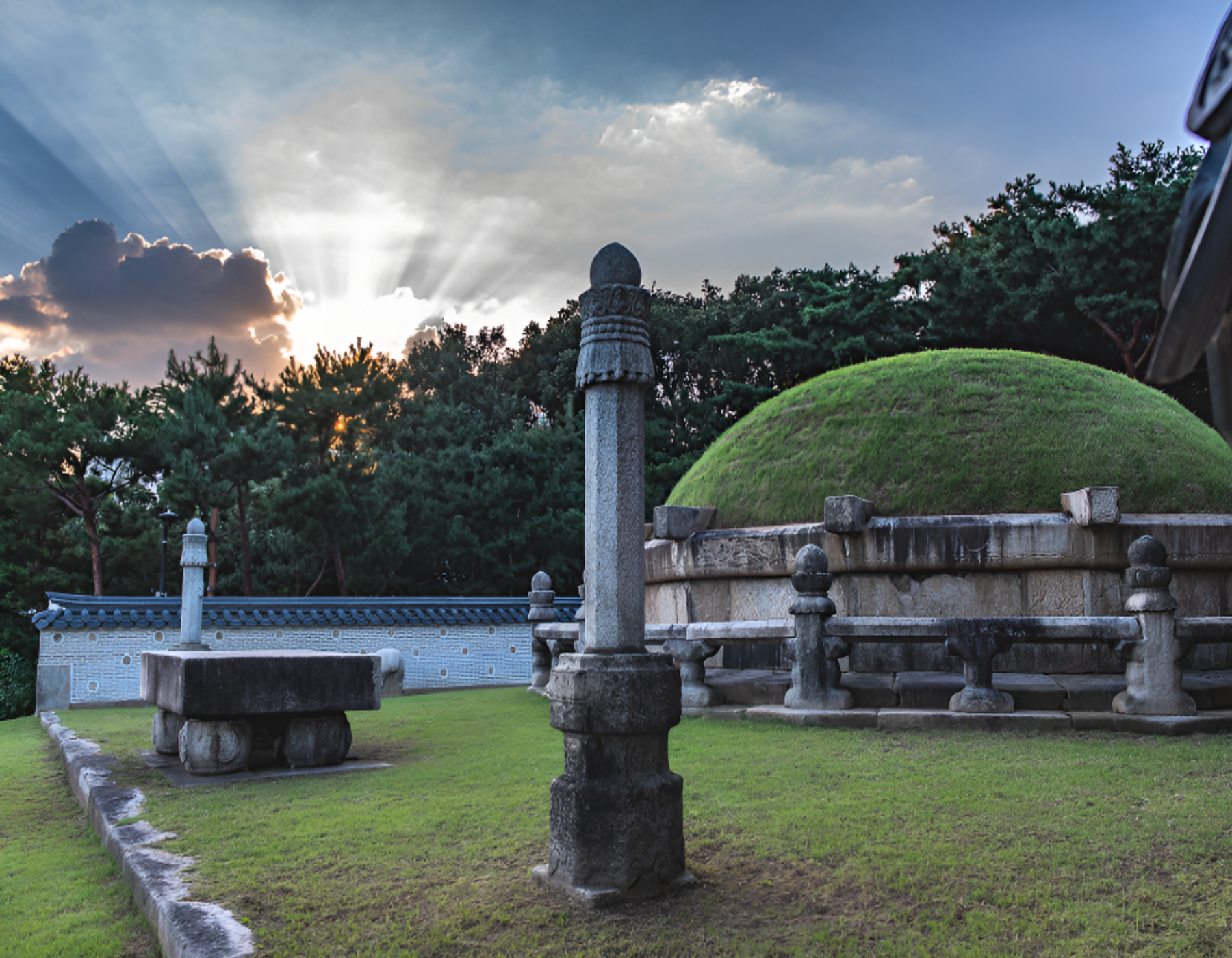 被茂密森林與神秘光芒環繞的皇家陵墓。在城市中心,探索意想不到的寧靜。 被茂密森林與神秘光芒環繞的皇家陵墓。在城市中心,探索意想不到的寧靜。