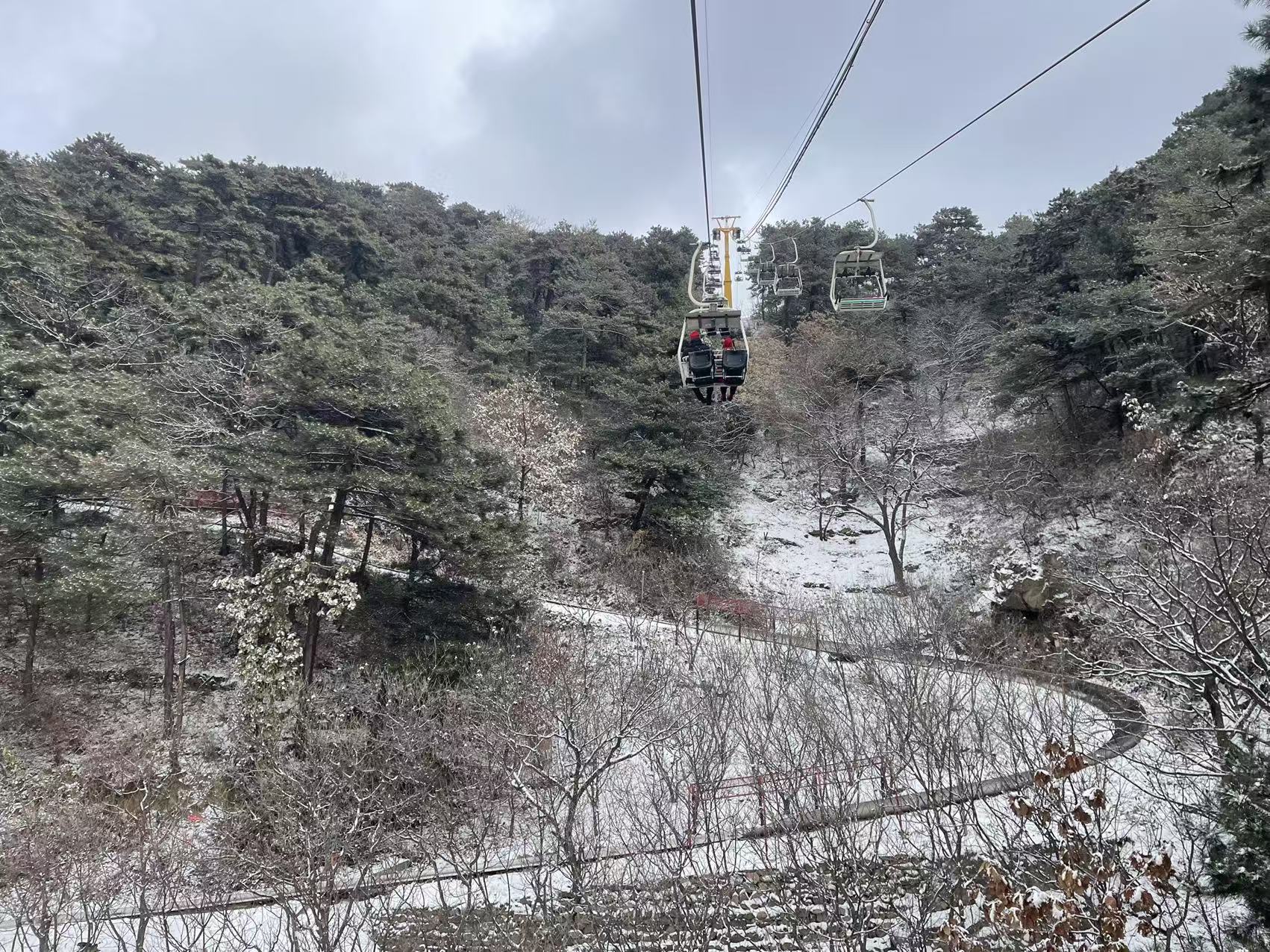 到達長城後，我們將統一選擇纜車上山，高效節省時間，預留更充足的探索時光。若最終前往慕田峪長城，你也可根據喜好更換為索道或滑道，體驗別樣登山樂趣。隨後便跟隨導遊，開啟令人期待的世界七大奇蹟 —— 長城之旅。
登上長城後，導遊會全程陪同，帶你探索風格各異的城樓與烽火臺，細細講述背後的歷史故事。同時也會預留自由時光，讓你獨自沉浸在這份歷史厚重感中，盡情感受古代戍邊將士的堅守。下山時，我們將按原路返回；若遊覽慕田峪長城且選擇了索道上山，你還能換選刺激的滑道下山，為行程增添更多樂趣。