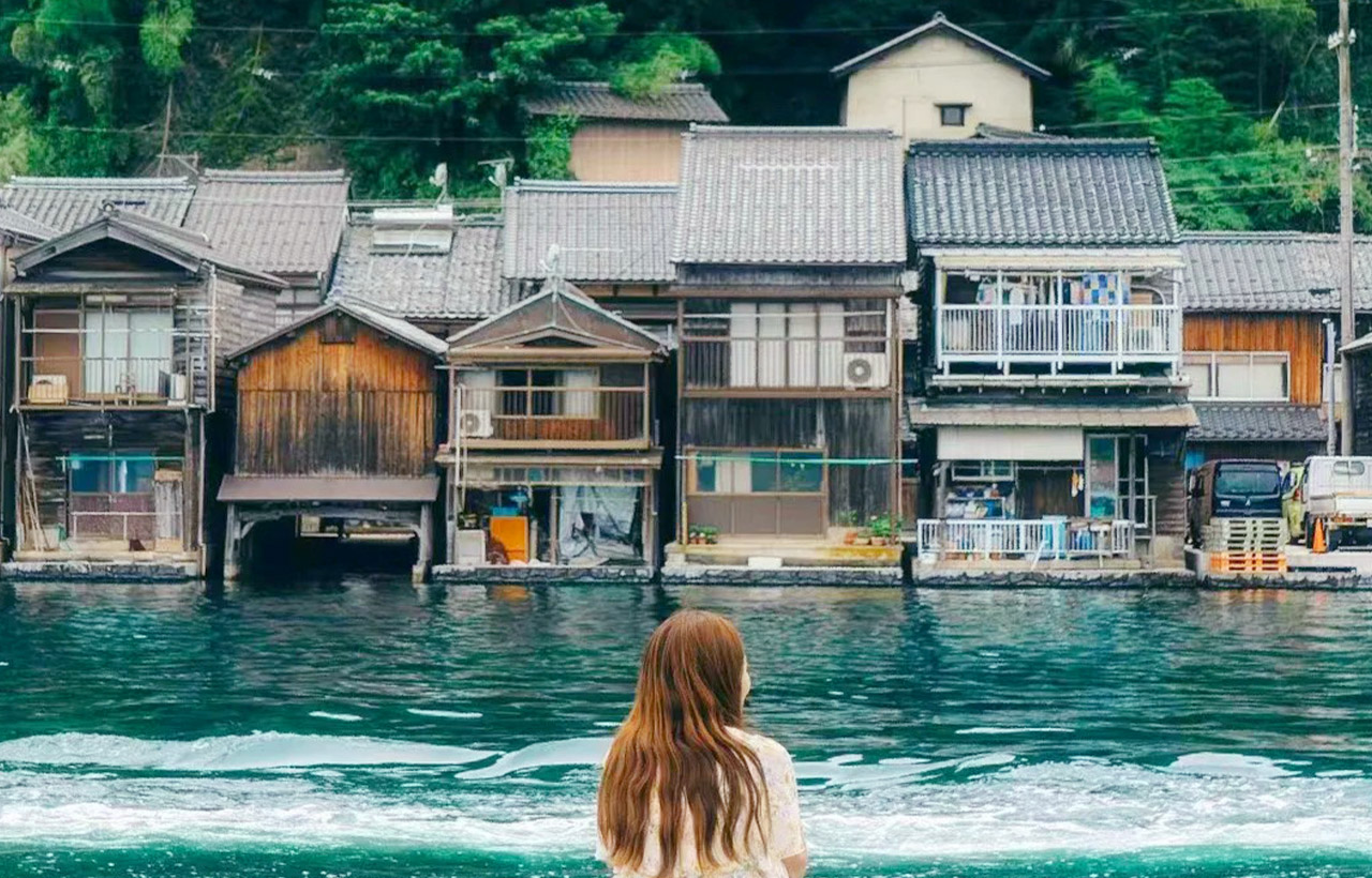 伊根舟屋是木造建築，臨水而建，一樓為船塢，二樓則作為居住空間，這種設計體現了與自然和諧共生的理念。