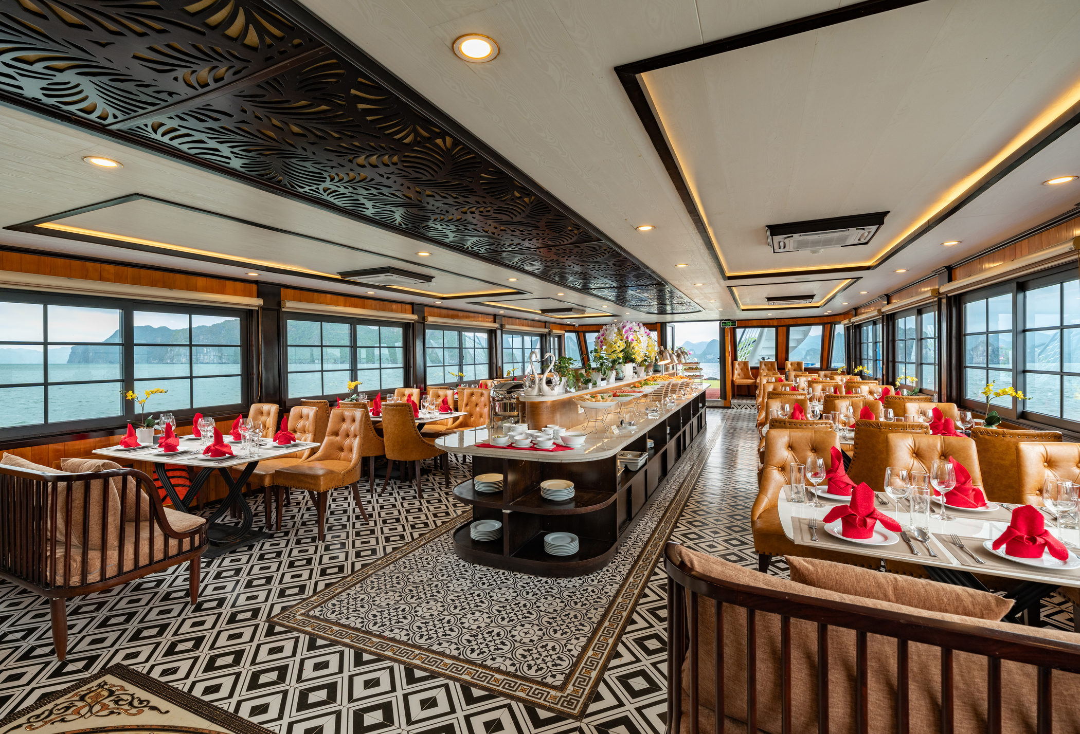 我們將從餐廳開始,餐廳以木製家具和金色裝飾點綴,營造出溫馨舒適的氛圍,讓您賞心悅目。 我們將從餐廳開始,餐廳以木製家具和金色裝飾點綴,營造出溫馨舒適的氛圍,讓您賞心悅目。