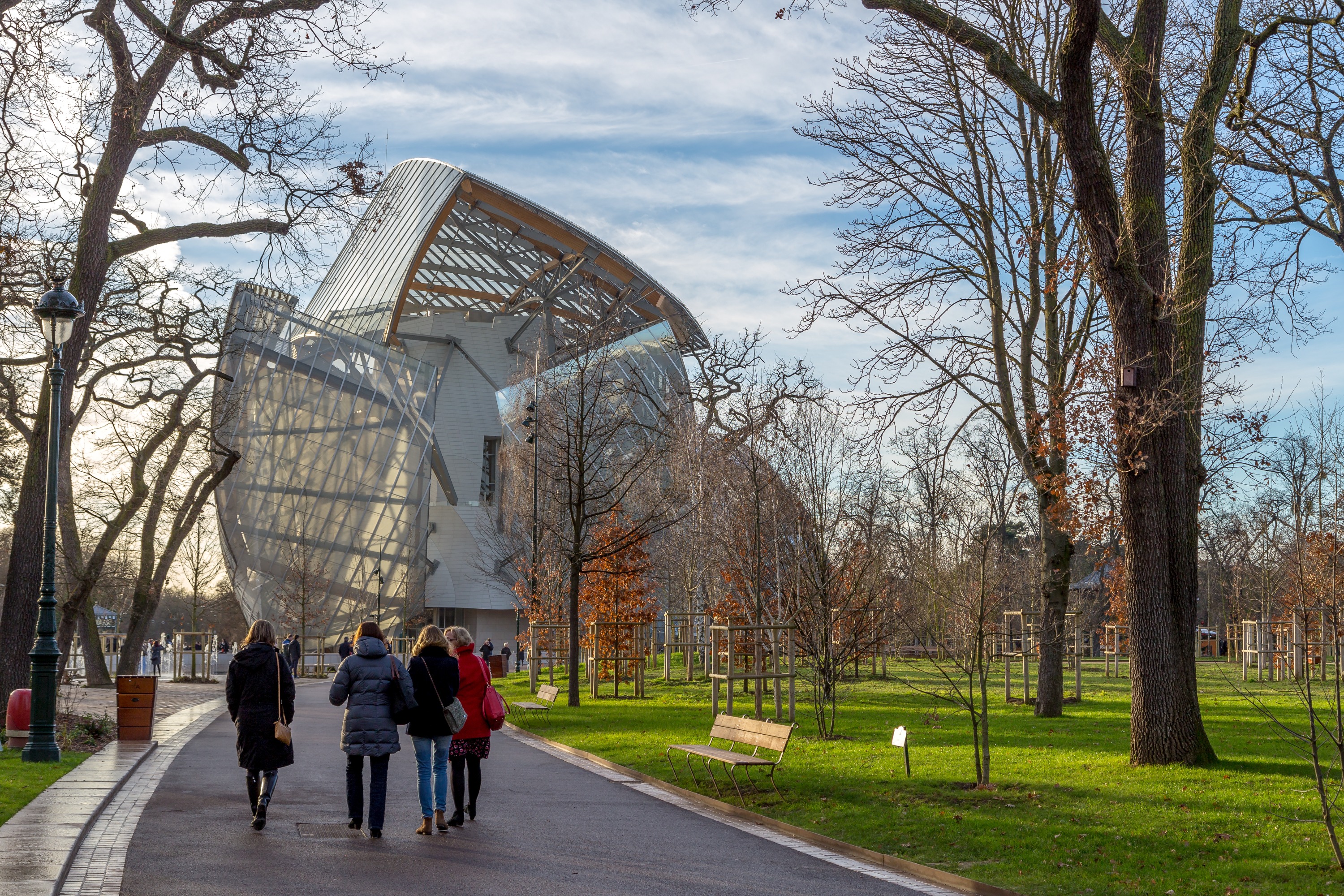 Louis Vuitton Foundation VIP Ticket - Guided from Central Paris