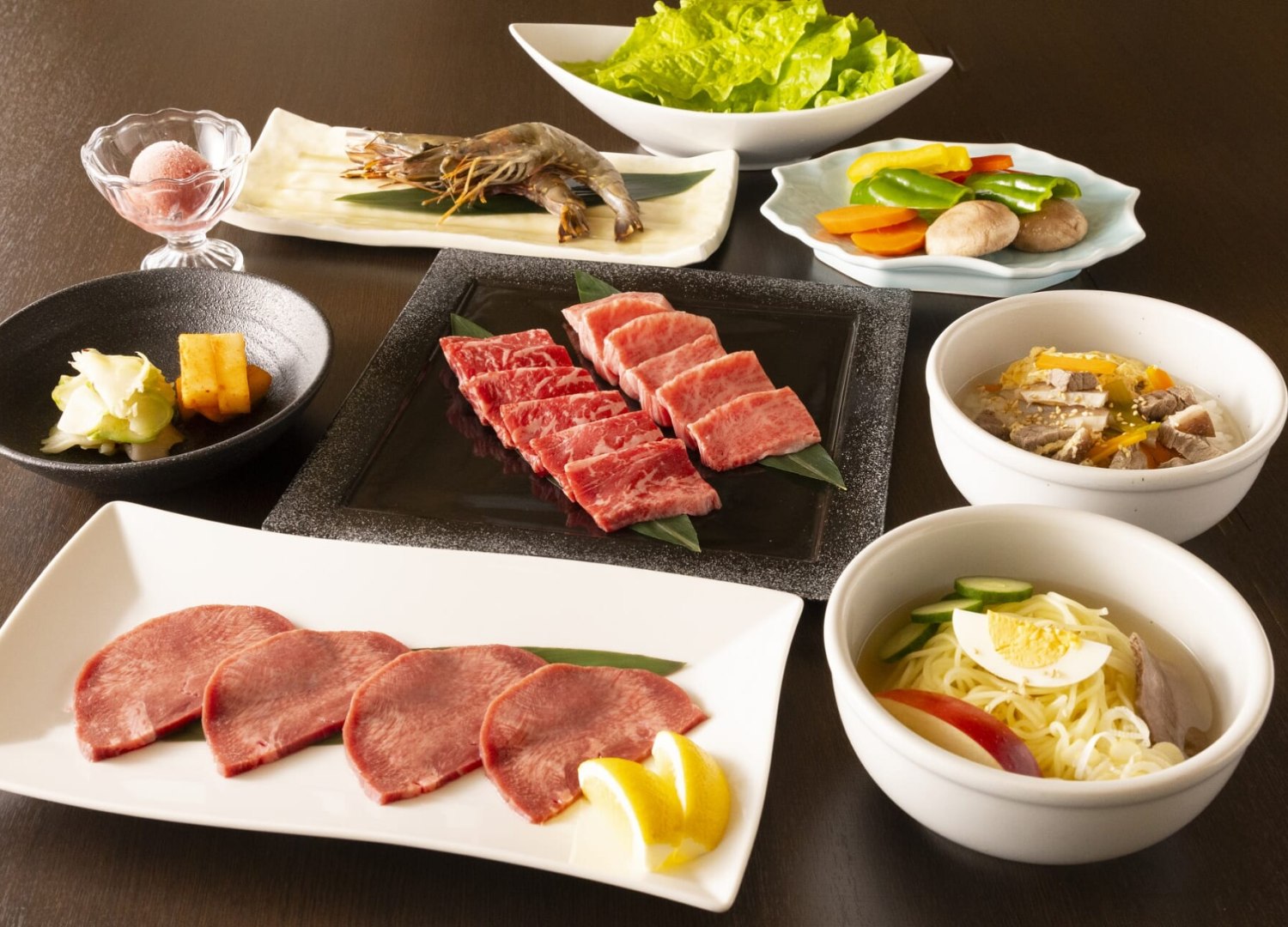 在 Richoen 盡情享受韓式料理,品嚐精心烹製的新鮮和牛、海鮮和蔬菜。 在 Richoen 盡情享受韓式料理,品嚐精心烹製的新鮮和牛、海鮮和蔬菜。