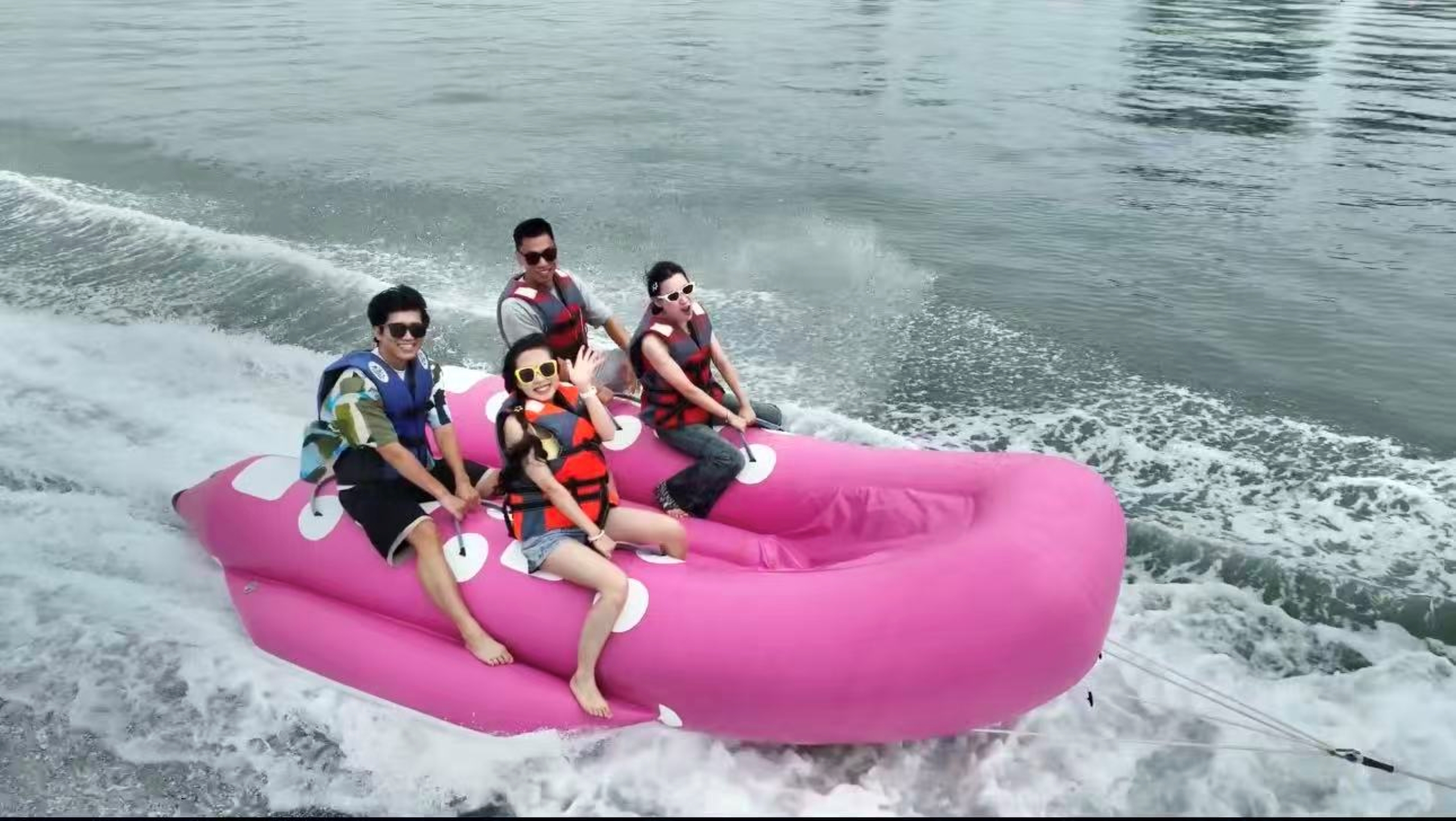 可容納多人乘坐,由摩托艇牽引在海面上行駛。當摩托艇加速或轉彎時,香蕉船會在海面上左右搖晃,甚至可能會被甩入水中,充滿了刺激和樂趣 可容納多人乘坐,由摩托艇牽引在海面上行駛。當摩托艇加速或轉彎時,香蕉船會在海面上左右搖晃,甚至可能會被甩入水中,充滿了刺激和樂趣