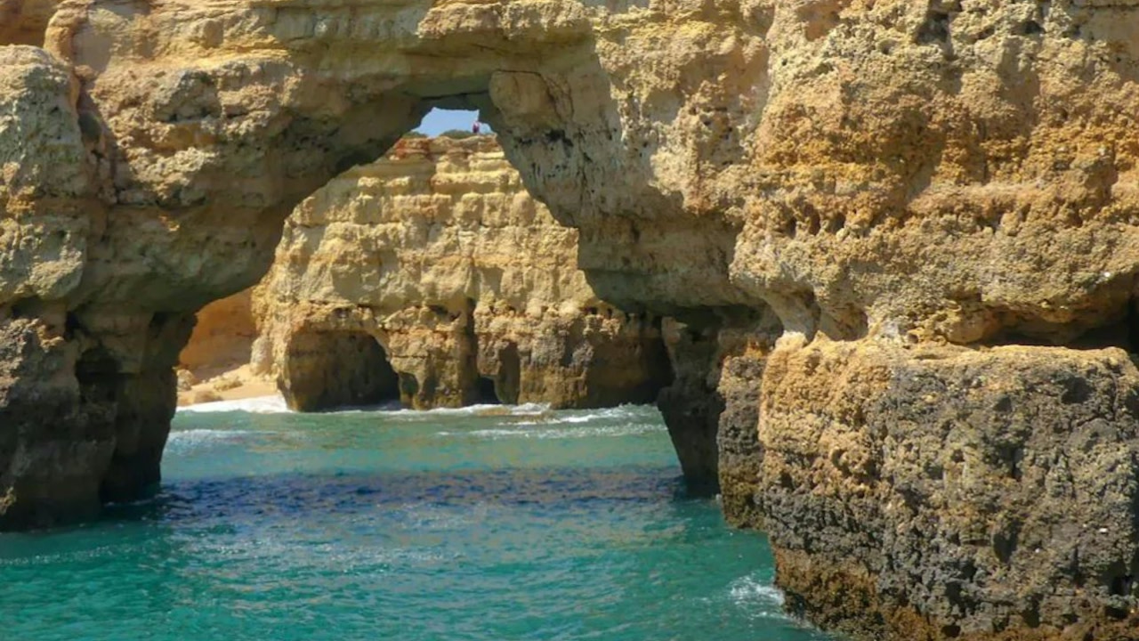 滑過碧綠的海水，駛向迷人的貝納吉爾 (Algar de Benagil) 海蝕洞
