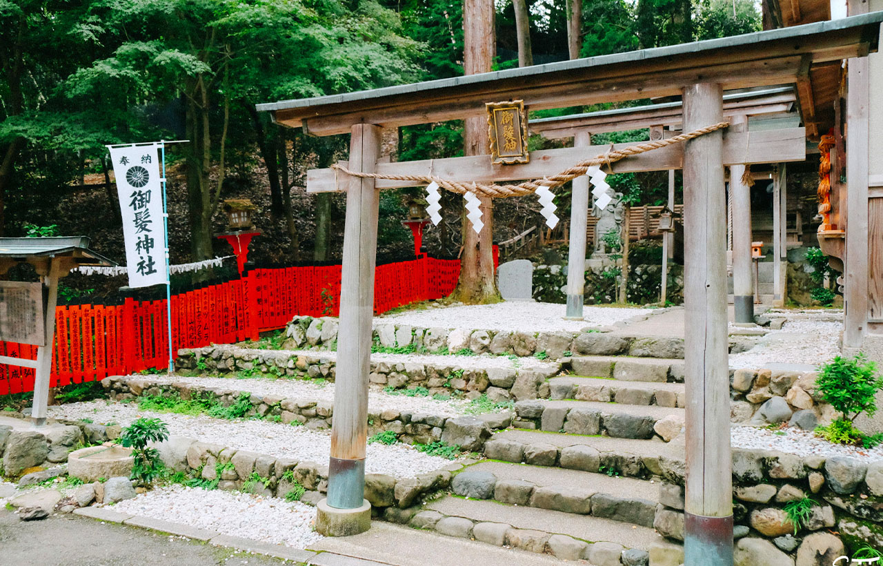 御髪神社-日本唯一守護頭髮的神社，不少人將剪下的一小撮頭髮供奉於此，祈求生髮、止脫或保持秀髮健康。