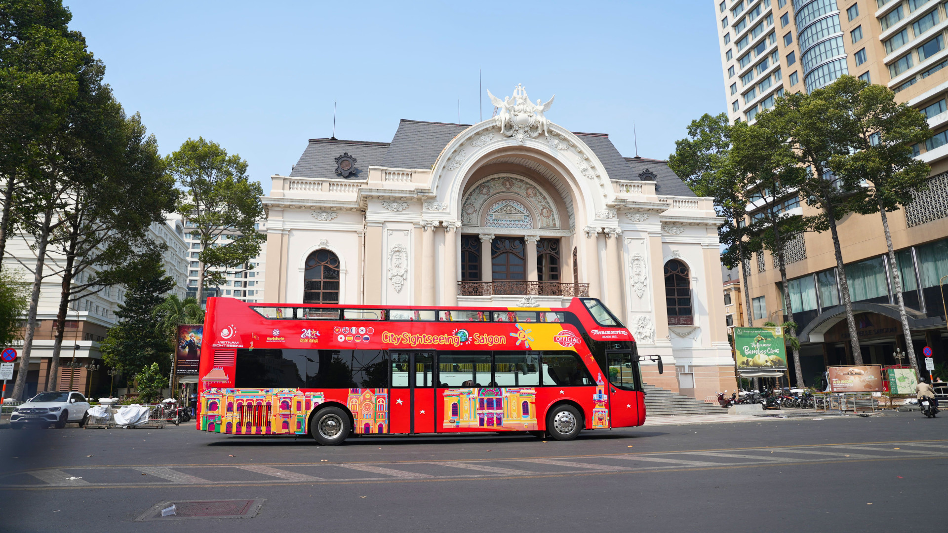 搭乘觀光巴士穿梭於胡志明市熱鬧的城市廣場和當地街區，探索充滿活力的街道。