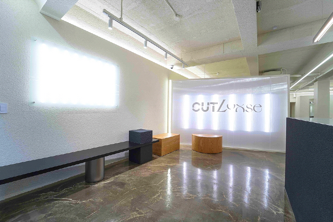 Cutloose 於 2022 年開幕,迅速成為首爾領先的沙龍。其設計師們每位都擁有超過 15 年為 K-POP 偶像和名人造型的經驗,將電視、攝影和舞台工作的專業技能帶到沙龍,為您提供精準可靠的服務。
Cutloose 於 2022 年開幕,迅速成為首爾領先的沙龍。其設計師們每位都擁有超過 15 年為 K-POP 偶像和名人造型的經驗,將電視、攝影和舞台工作的專業技能帶到沙龍,為您提供精準可靠的服務。