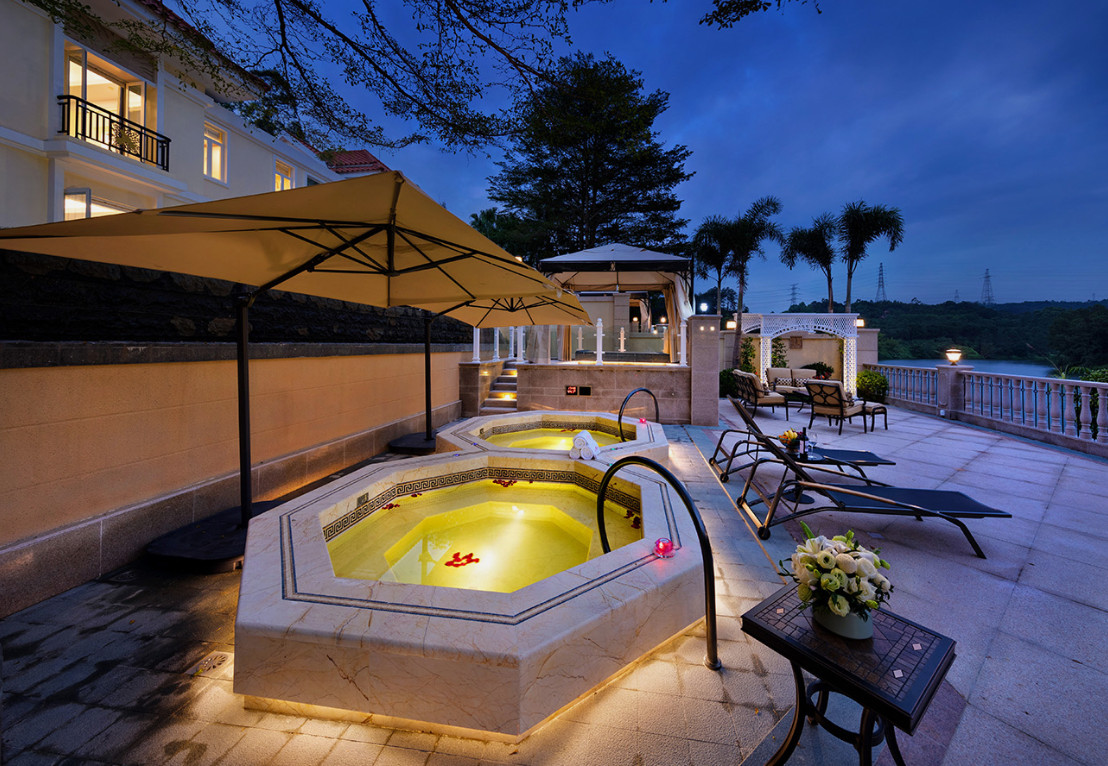 Three-bedroom, one-living room lakeside swimming pool villa