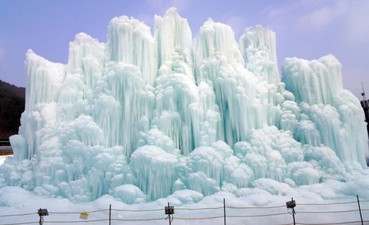 一個彷彿直接從阿爾卑斯山走出來的村莊。下雪的日子讓景色變得如夢如幻。