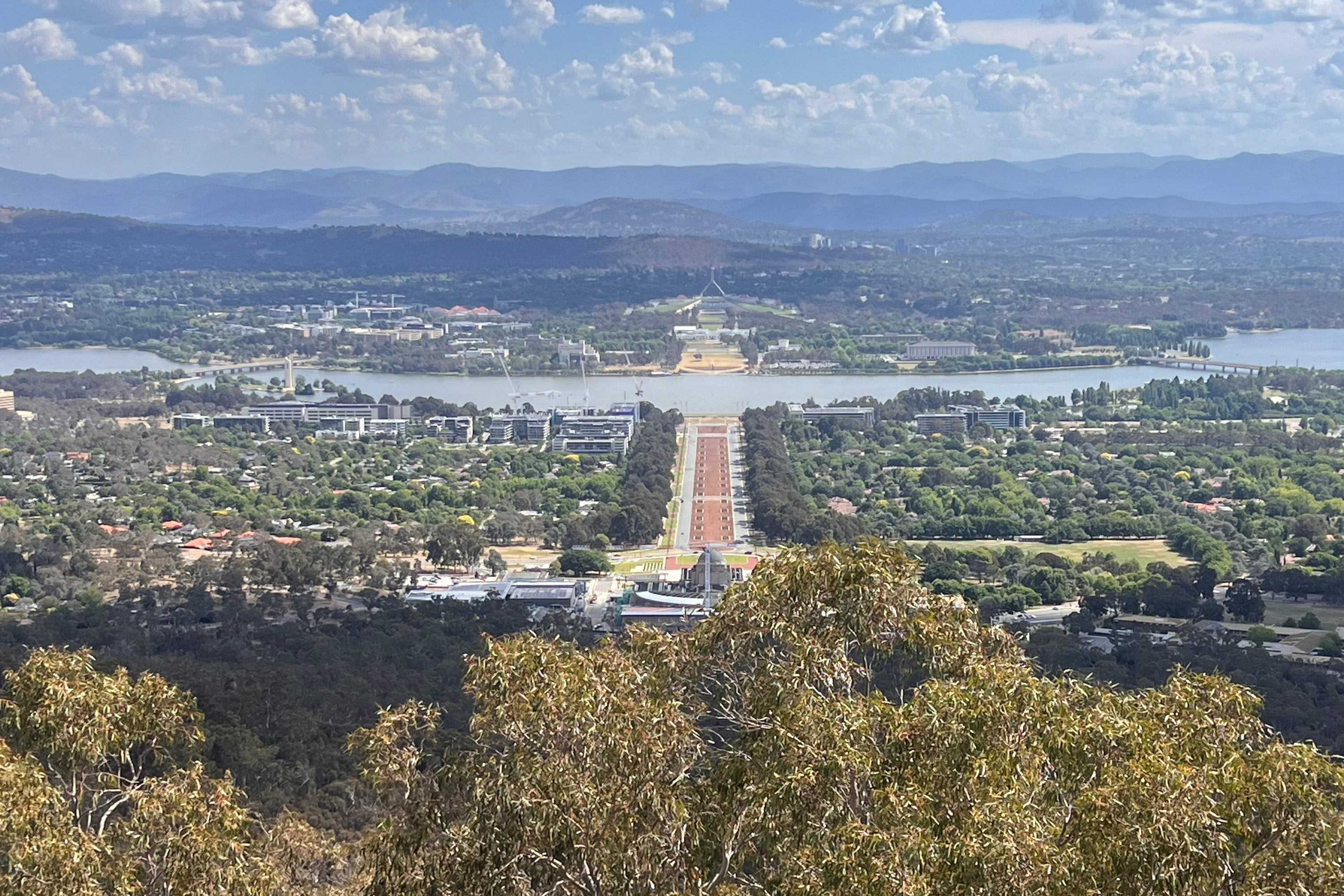 飽覽堪培拉的天際線和周圍自然風光的壯麗全景