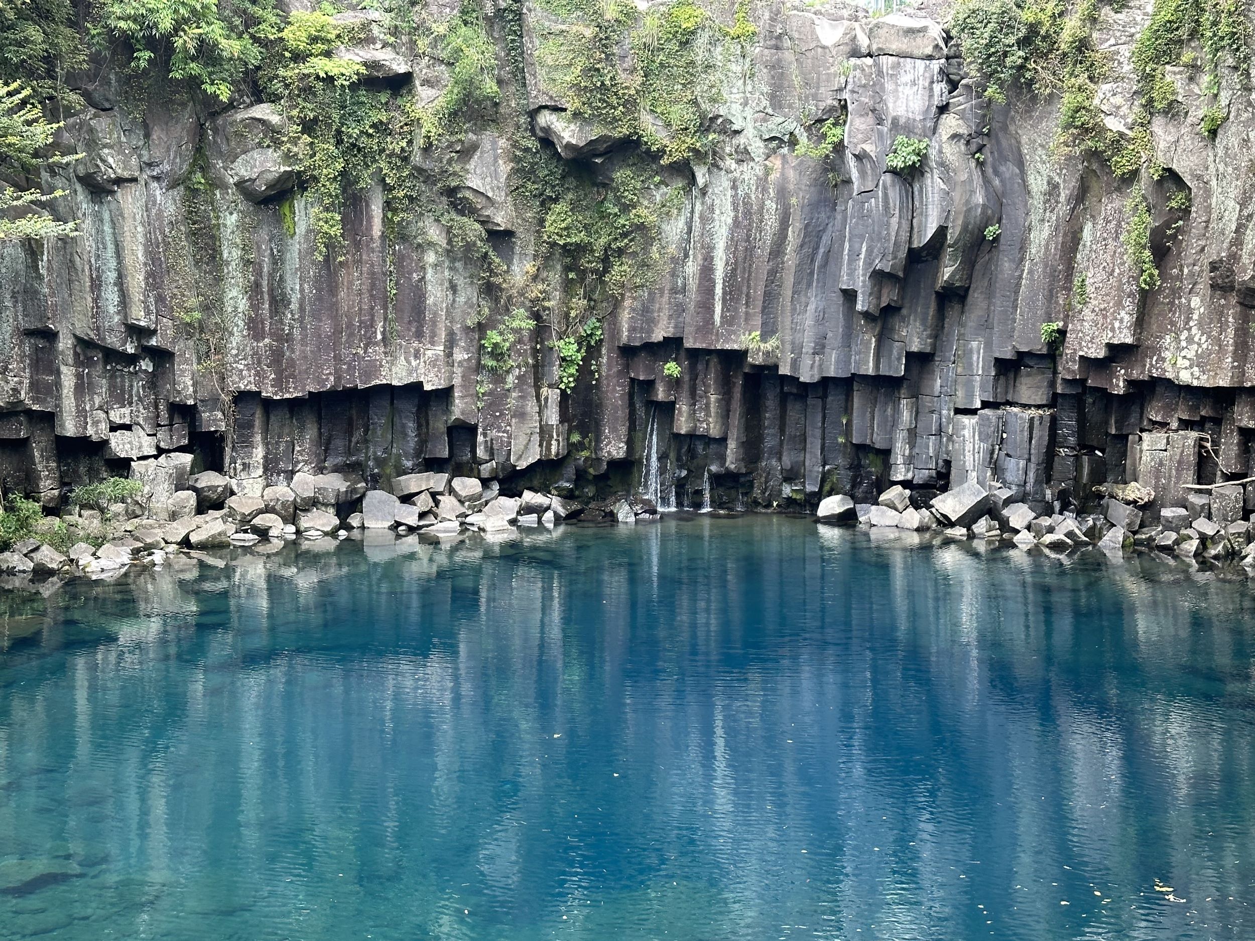 驚歎於雄偉壯麗的三段式瀑布——天帝淵,它被鬱鬱蔥蔥的森林和獨特的岩層所環繞。 驚歎於雄偉壯麗的三段式瀑布——天帝淵,它被鬱鬱蔥蔥的森林和獨特的岩層所環繞。