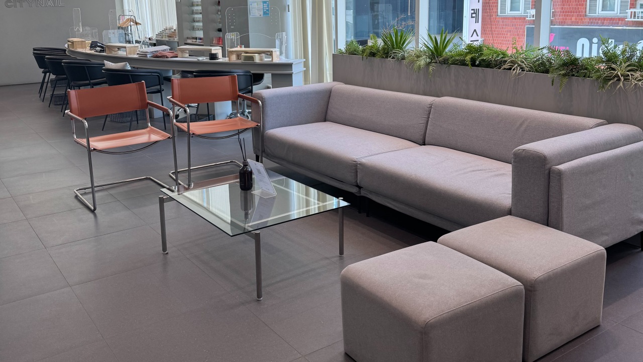 我們工作室的照片、免費飲品和舒適的休息室，您可以在這裡放鬆身心。