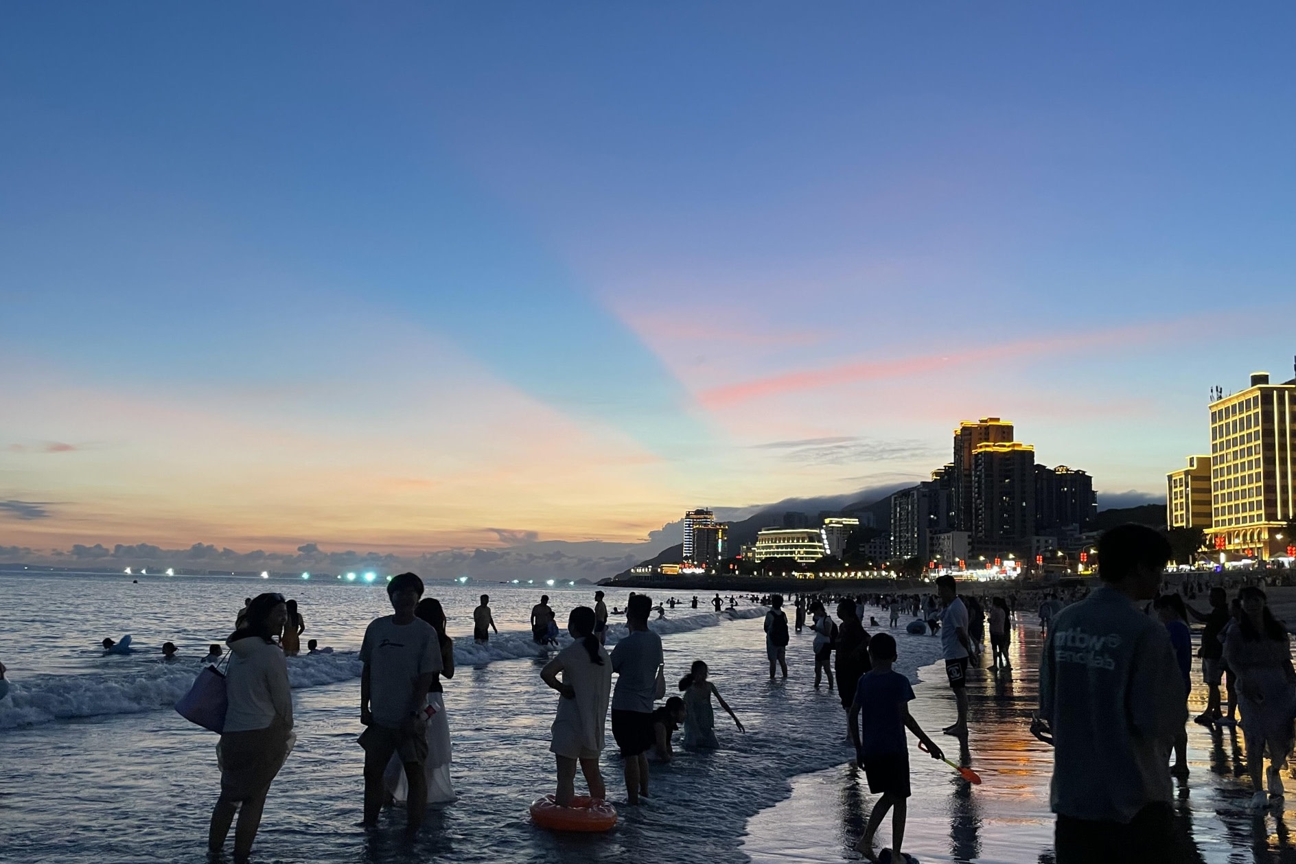 位於南澳縣後宅鎮,是南澳眾多沙灘之一,著名的關帝廟和媽祖廟也在這條路上,平時這裡也是討海船靠港地之一 位於南澳縣後宅鎮,是南澳眾多沙灘之一,著名的關帝廟和媽祖廟也在這條路上,平時這裡也是討海船靠港地之一