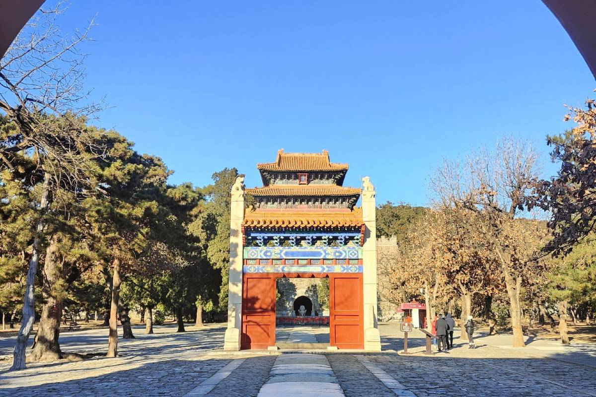 響水湖長城 + 十三陵組合路線
前往響水湖長城，遊覽其美景，感受長城的歷史韻味和春花的爛漫。午餐後前往十三陵。十三陵是明朝十三個皇帝的陵墓建築群。這裡埋葬著明朝的十三位皇帝、二十三位皇后、二位太子、三十餘名妃嬪和一位太監，是中國現存規模最大、帝后陵寢最多的皇陵建築群之一。您可以選擇遊覽十三陵中的定陵，定陵是明朝第十三位皇帝神宗朱翊鈞及其兩位皇后的合葬陵寢。定陵的地下宮殿規模宏大，由前、中、後、左、右五個高大寬敞的殿堂組成，全部採用磚石拱券結構，沒有梁枋等木構件，讓您深入瞭解明朝的歷史文化和喪葬制度。