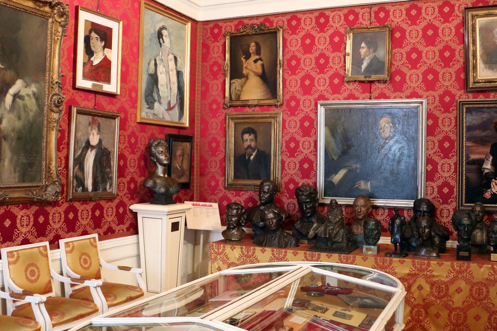 欣賞向傳奇作曲家和具影響力的音樂人物致敬的肖像畫