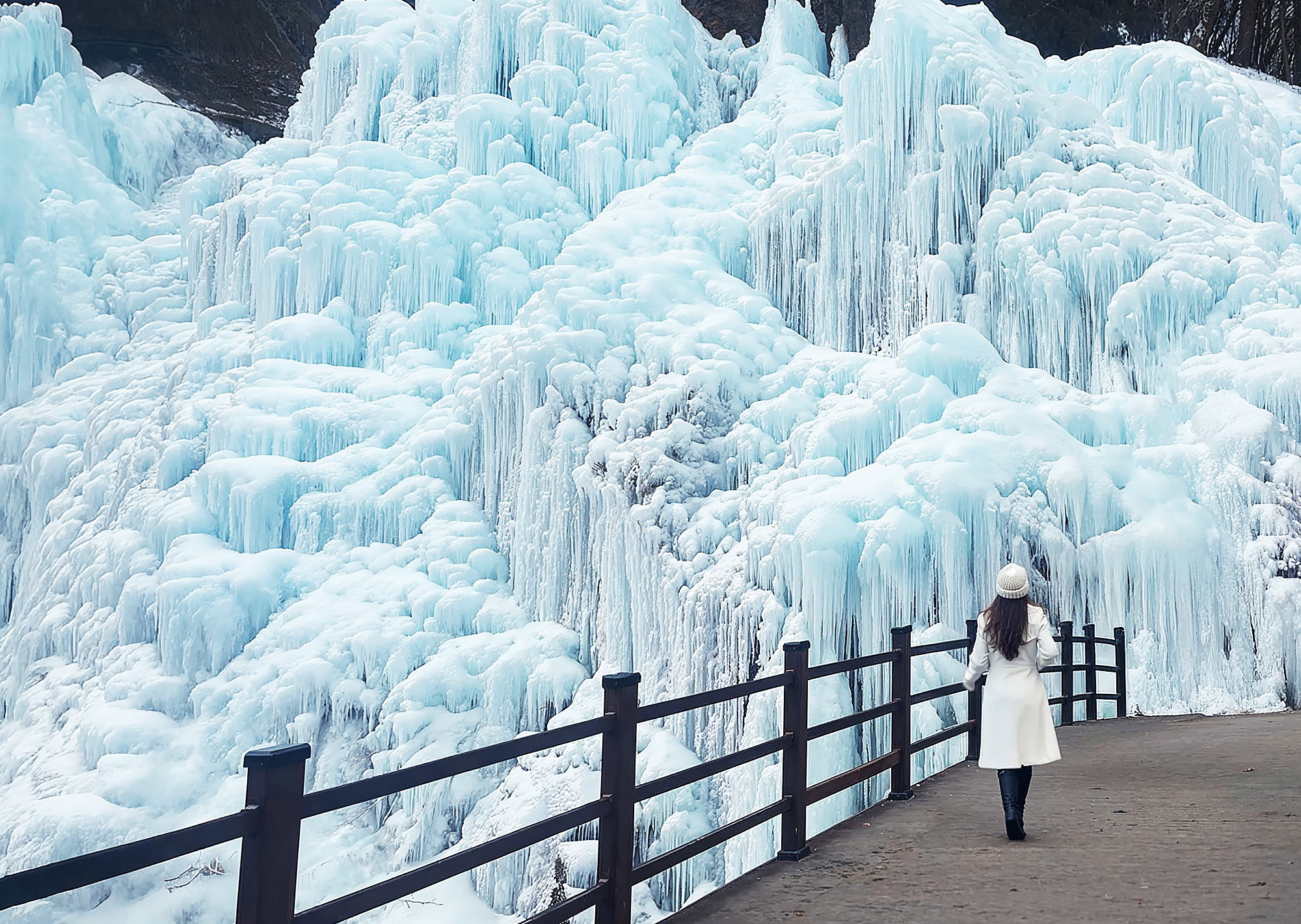 ❄️探索 Eobi Valley 的奇幻魅力，感受大自然鬼斧神工打造的壯麗冰牆。
