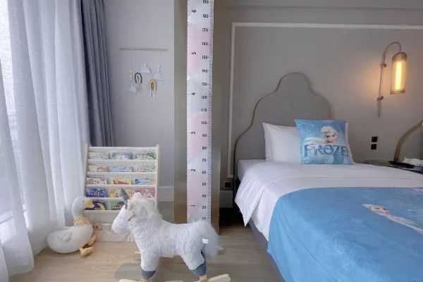 Hotel Room Environment Display Image