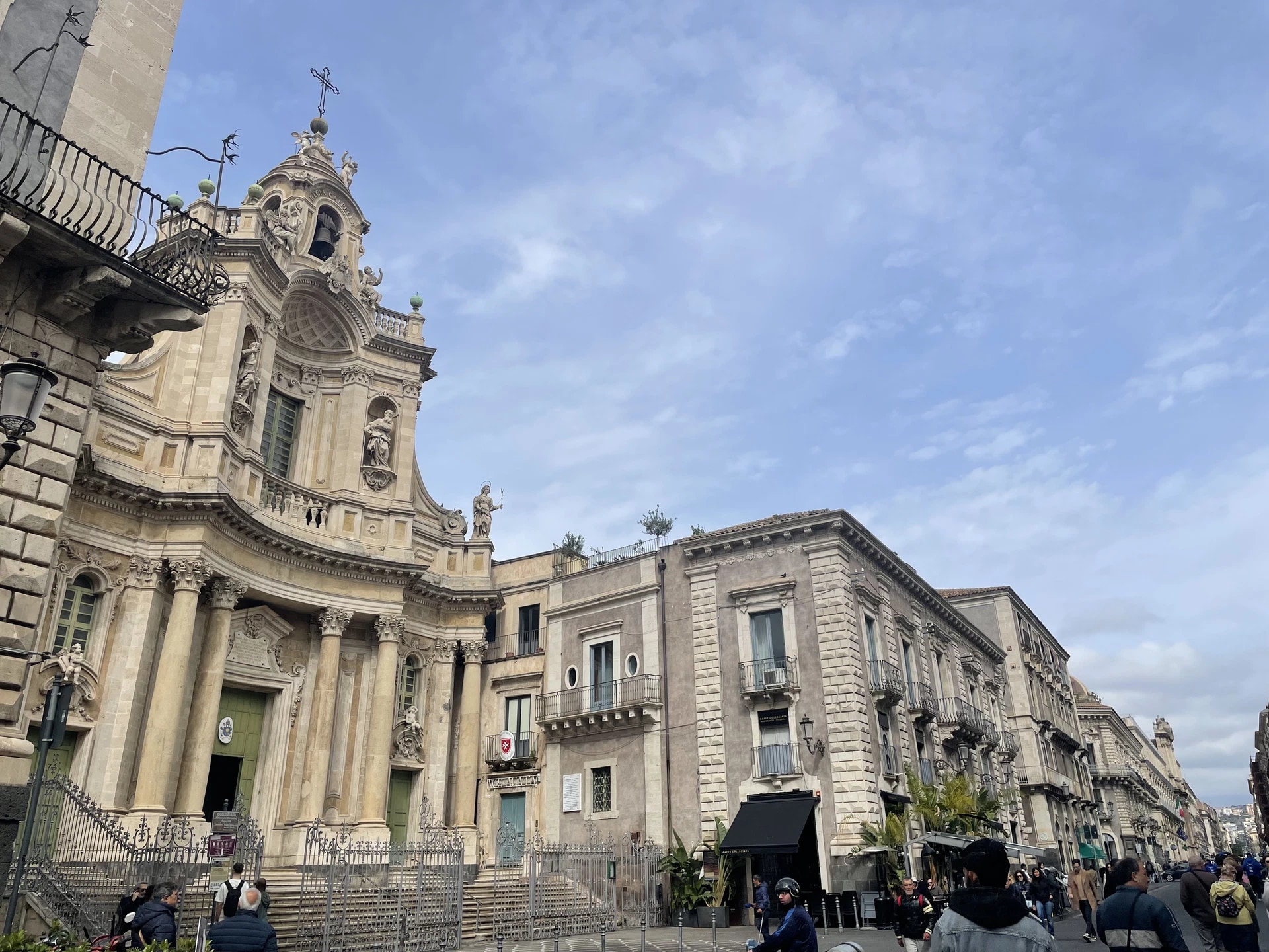 驚嘆於卡塔尼亞「聖母施恩參議會聖殿 (Collegiate Basilica of Saint Mary of the Alms)」精緻的巴洛克細節。