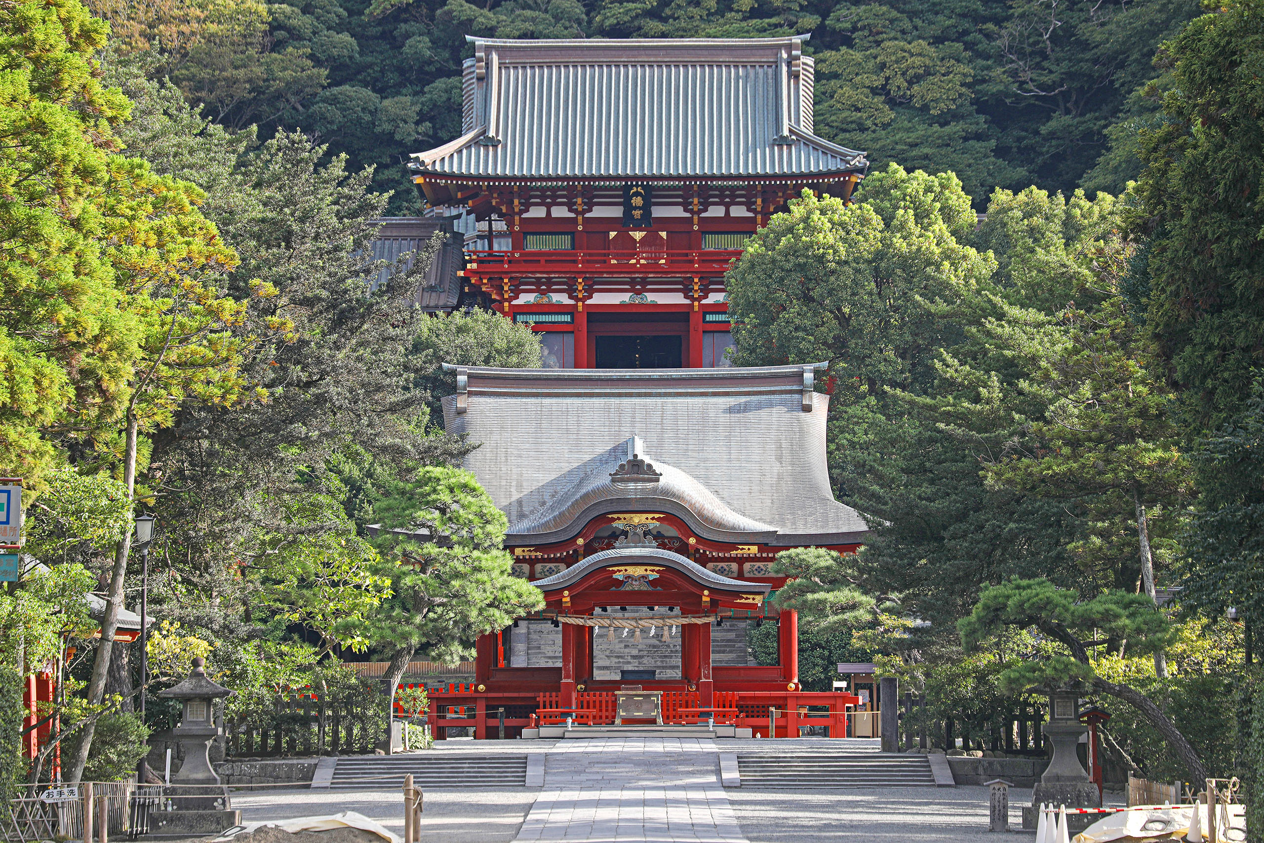 沿著小町通漫步,您會在街道盡頭發現鶴岡八幡宮。登上 61 級石階抵達本宮後,您將會欣賞到一覽無遺的壯麗全景,筆直延伸至大海。 沿著小町通漫步,您會在街道盡頭發現鶴岡八幡宮。登上 61 級石階抵達本宮後,您將會欣賞到一覽無遺的壯麗全景,筆直延伸至大海。