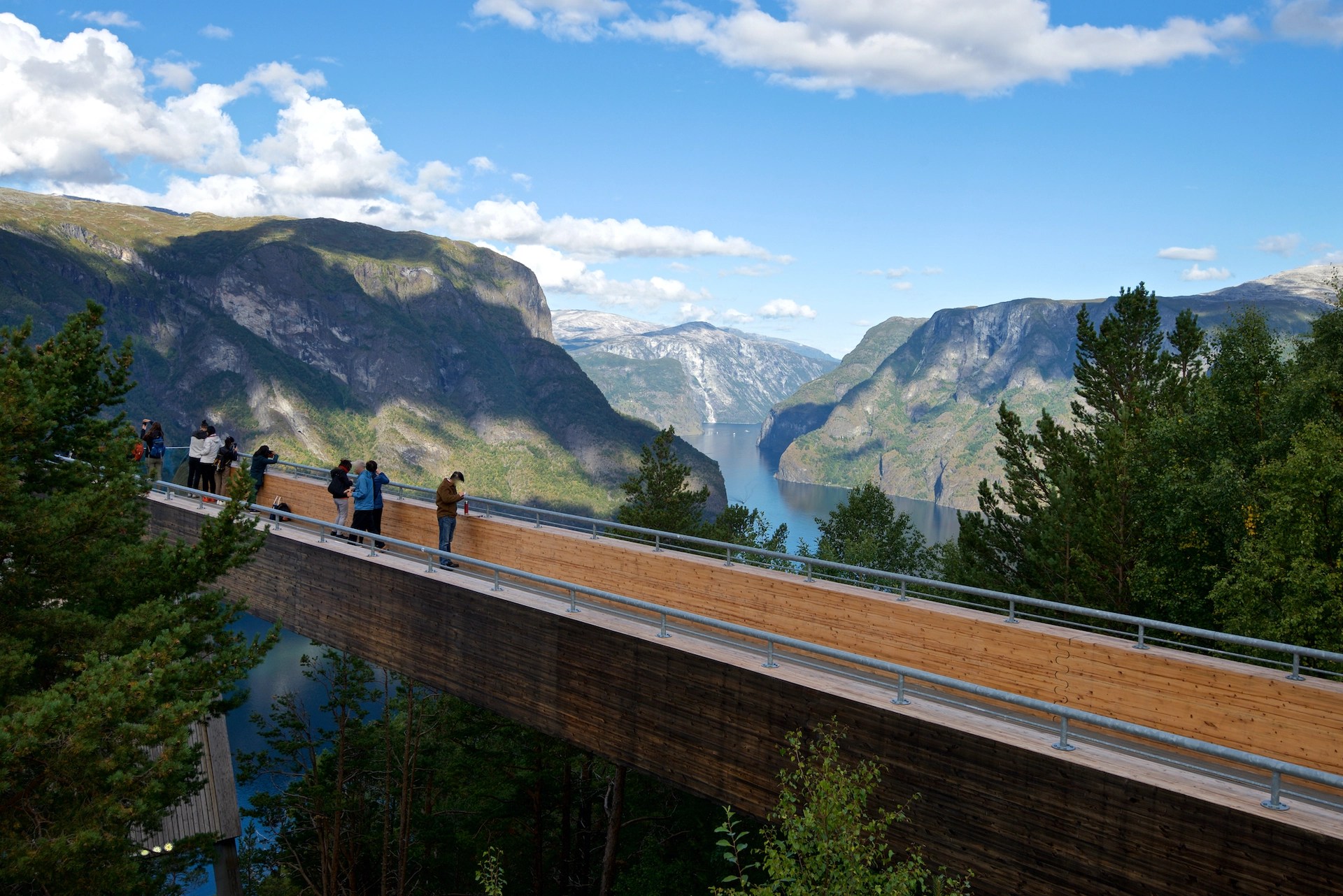 Extends 30 meters from the mountainside, 650 meters above Aurlandsfjord.
Offering stunning panoramic views of the fjord and surrounding mountains, it is a popular stop for tourists and locals alike.