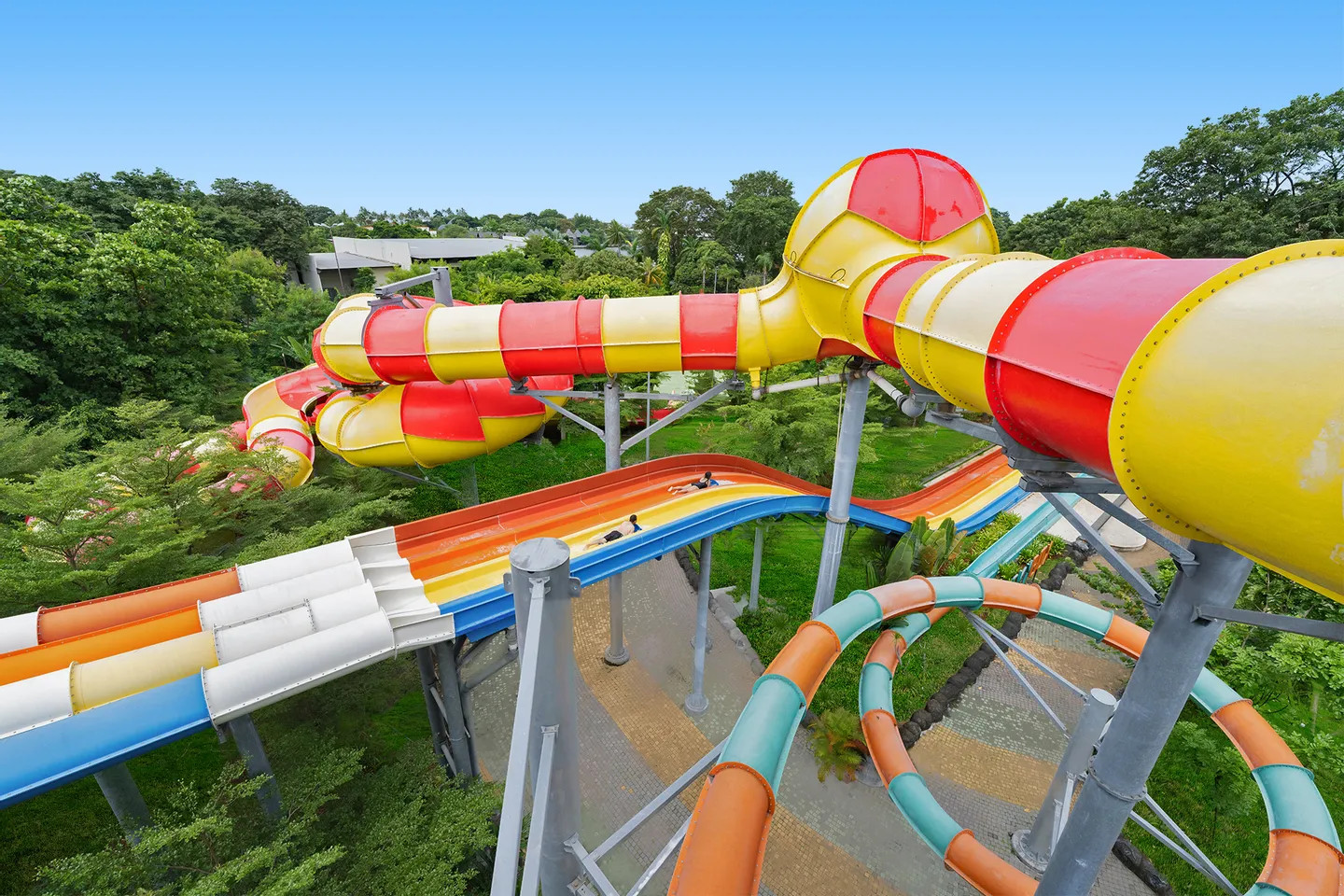 在雅加達夢幻樂園亞特蘭提斯水上樂園,有多種滑水道等你來體驗,從適合全家同樂的滑水道到極限滑水道,應有盡有。 在雅加達夢幻樂園亞特蘭提斯水上樂園,有多種滑水道等你來體驗,從適合全家同樂的滑水道到極限滑水道,應有盡有。