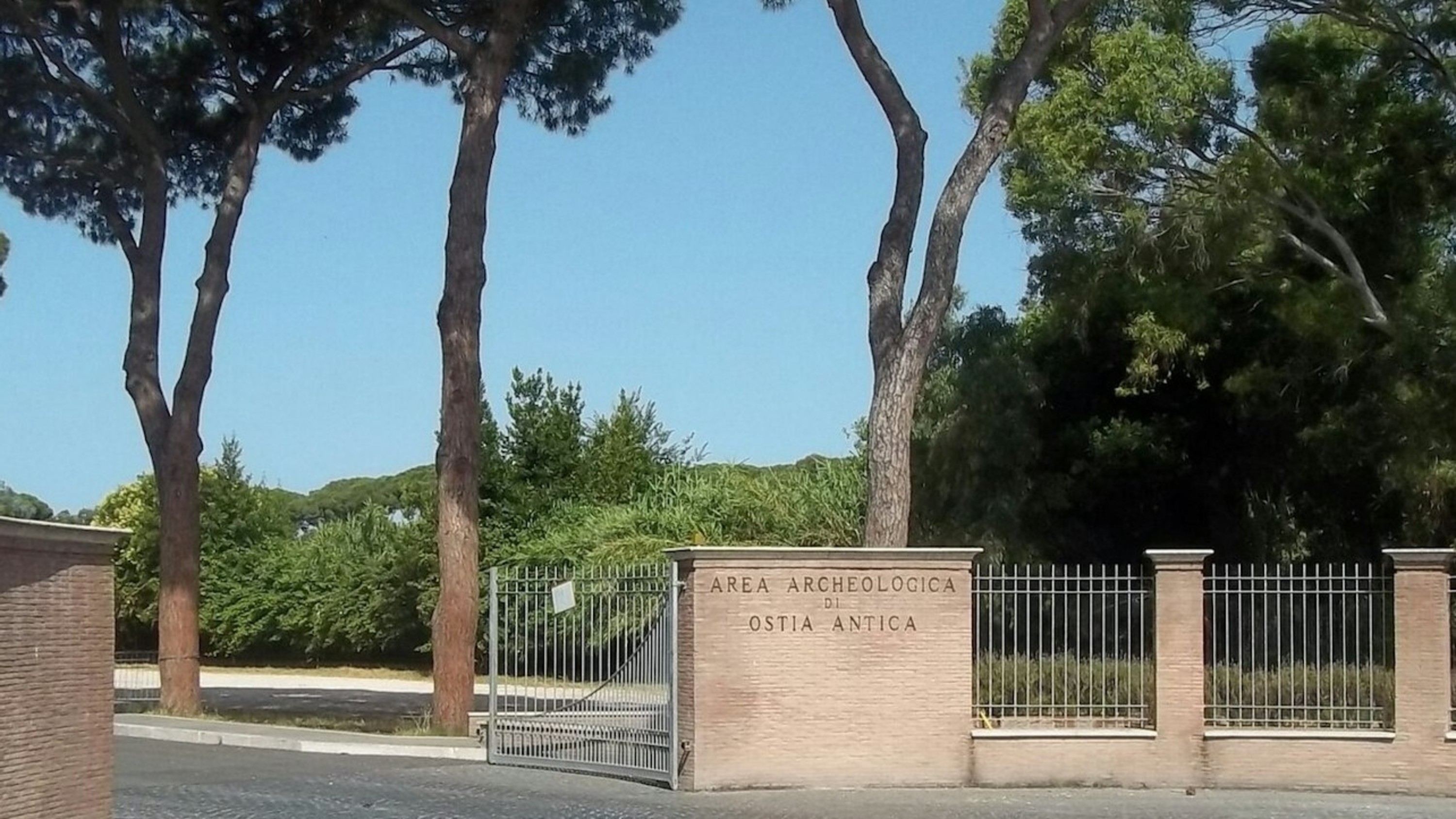 遊客將穿過宏偉的石頭入口,進入歷史悠久而寧靜的奧斯提亞·安提卡公園 遊客將穿過宏偉的石頭入口,進入歷史悠久而寧靜的奧斯提亞·安提卡公園