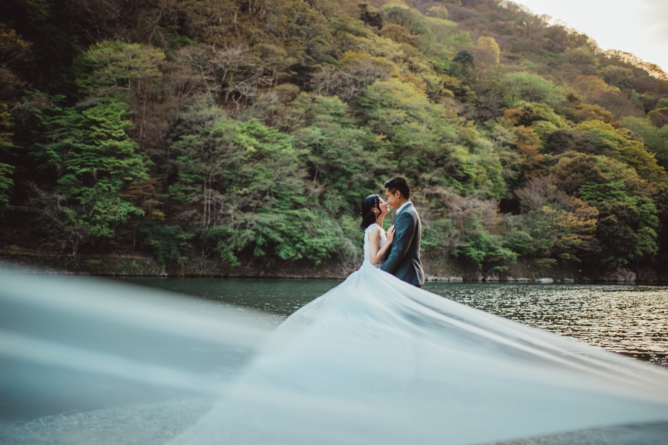 嵐山(竹林&渡月橋) - 京都的亮點組合:神秘的竹林小徑和著名的渡月木橋,可欣賞河流和山景。 春季和秋季尤其美麗。 嵐山(竹林&渡月橋) - 京都的亮點組合:神秘的竹林小徑和著名的渡月木橋,可欣賞河流和山景。 春季和秋季尤其美麗。