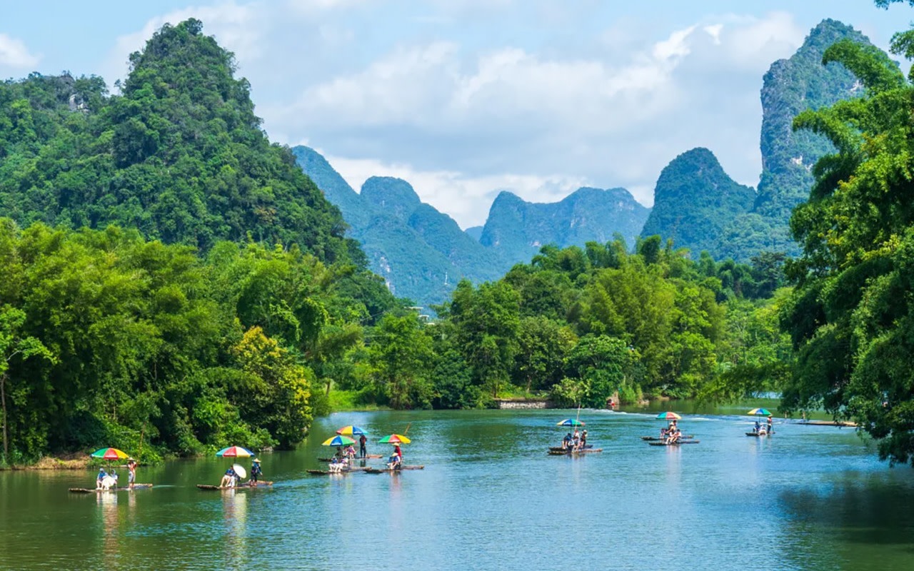 Guilin + Yangshuo 2 Days 1 Night · Small Group of 12 · Yulong River Bamboo Rafting + Drone Aerial Photography + Cycling · Check in at the 20 Yuan RMB Background · Stay in a 4-Diamond Hotel