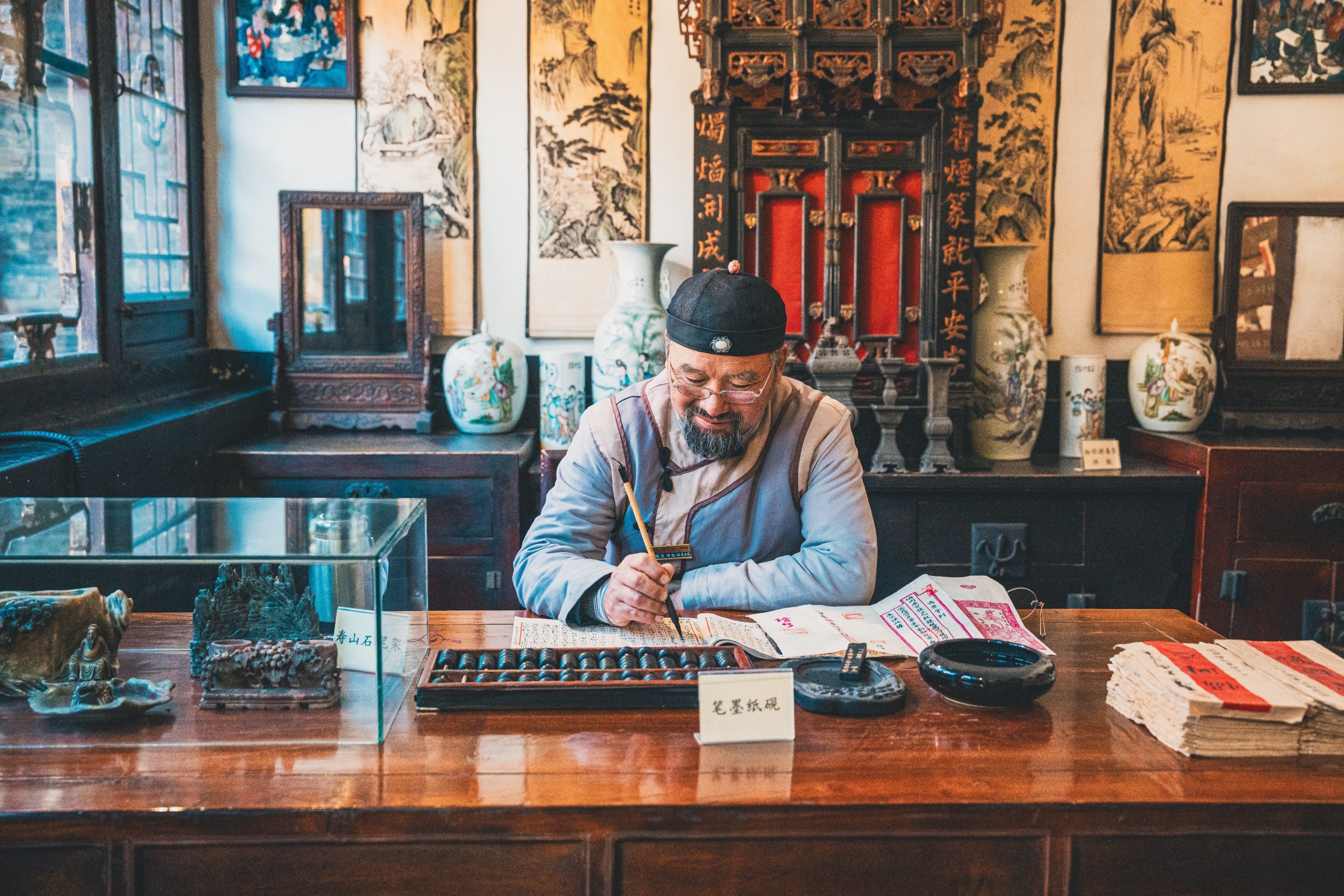 典當解決了普通市民的短期融資問題,帳局和錢莊解決了工商業者的融資問題,鏢局長途運送存在著諸多風險,於是在強烈需求下,票號應運而生。 典當解決了普通市民的短期融資問題,帳局和錢莊解決了工商業者的融資問題,鏢局長途運送存在著諸多風險,於是在強烈需求下,票號應運而生。